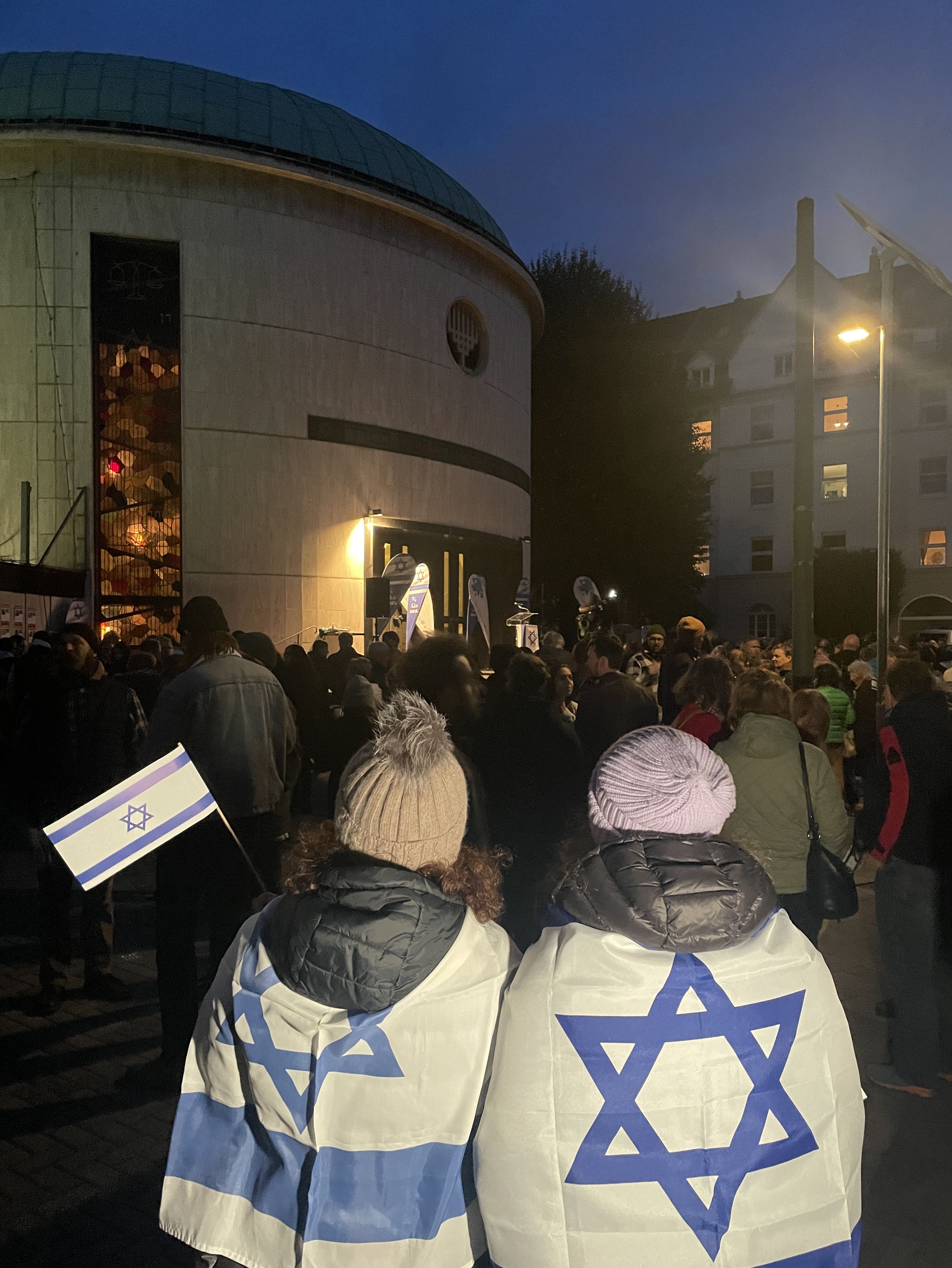Friedensgebet vor Düsseldorfer Synagoge / Foto: Viktoria Dürksen