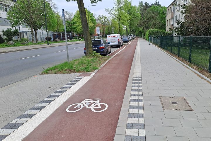 Der neue, rund 400 Meter lange Radweg entlang der Straße "Am Schönenkamp“ © Landeshauptstadt Düsseldorf, Amt für Verkehrsmanagement 