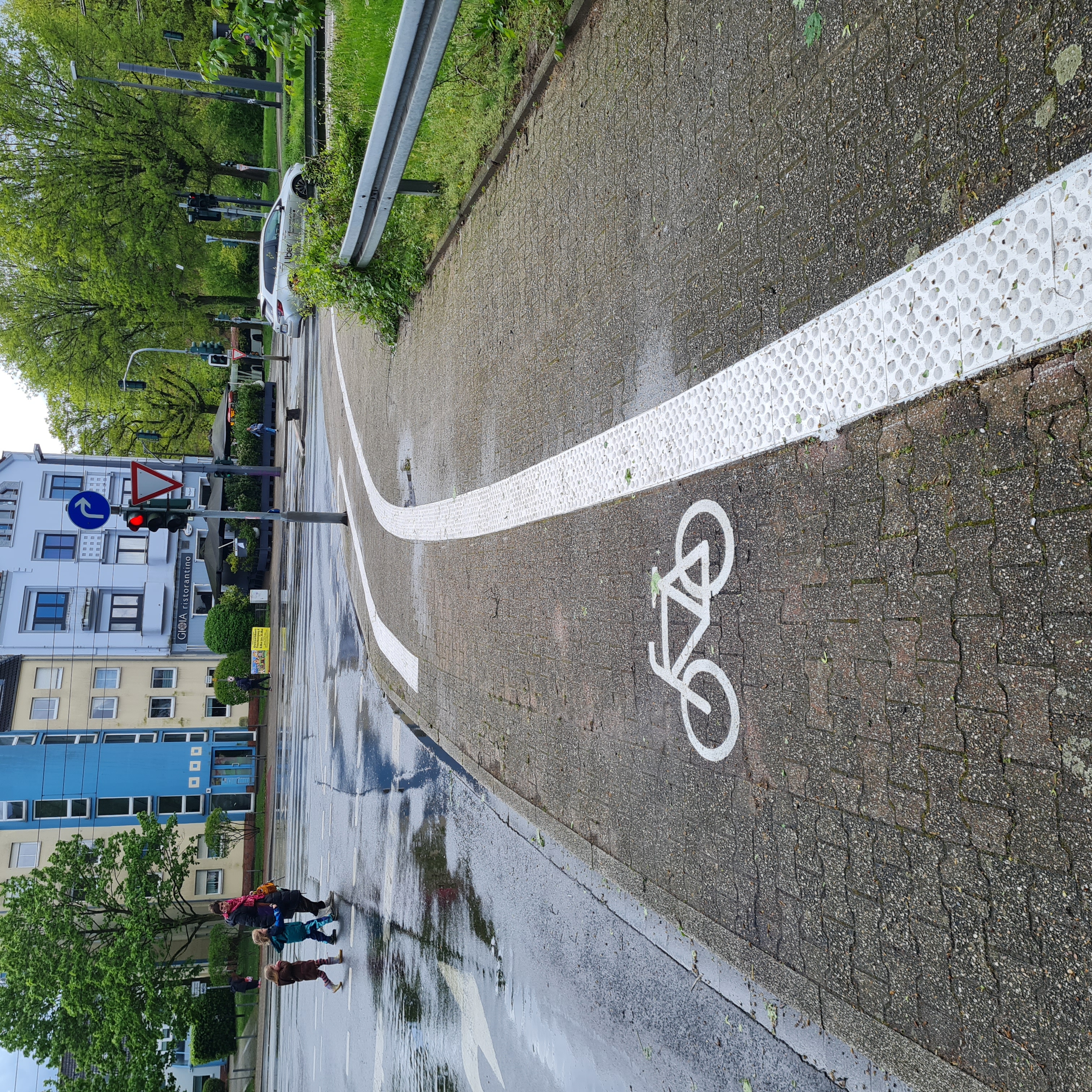 Am Staufenplatz trennt eine frische Noppenmarkierung jetzt Rad- und Gehweg und sorgt zusätzlich für die Barrierefreiheit © Landeshauptstadt Düsseldorf, Amt für Verkehrsmanagement 