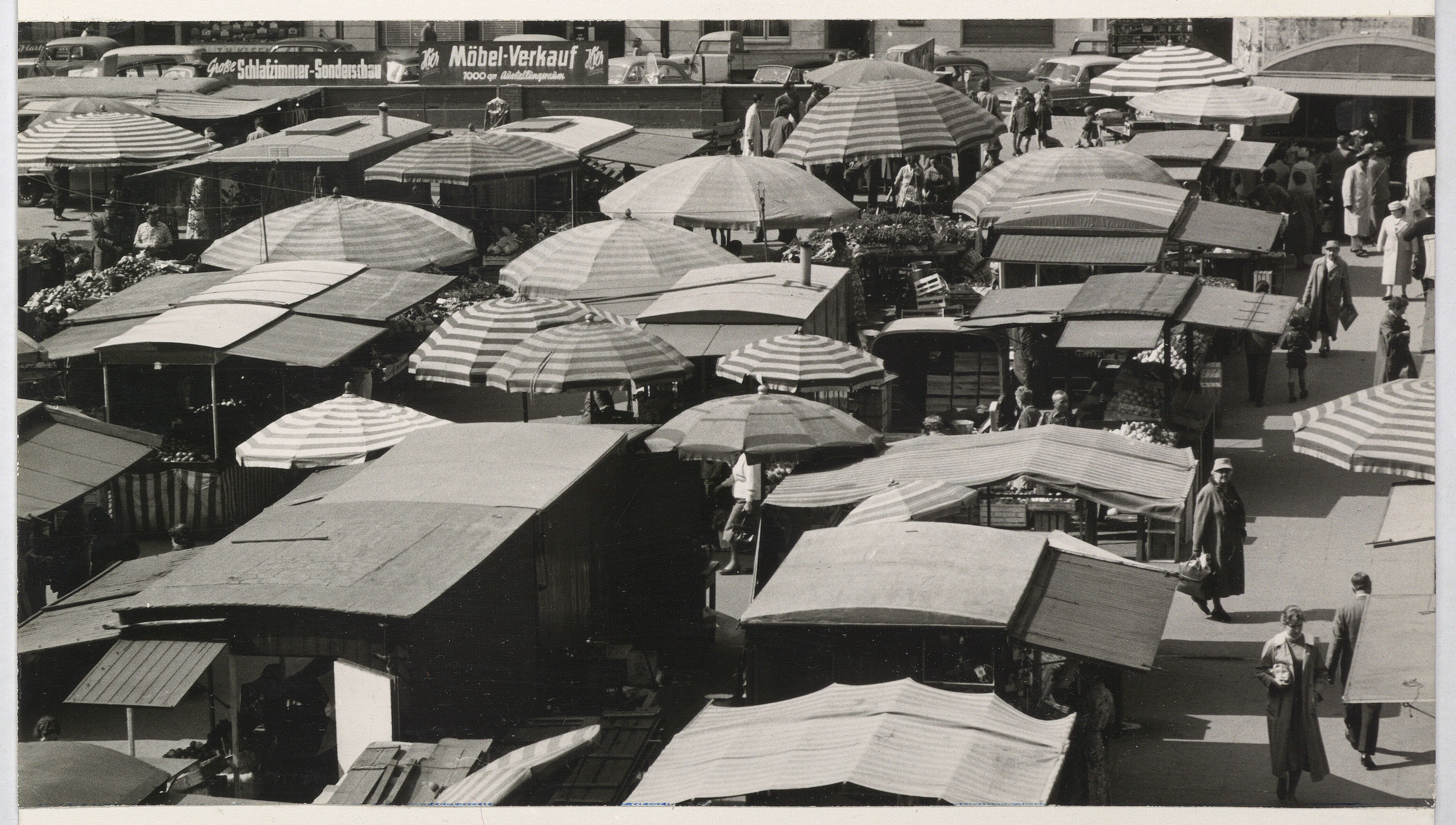 Stände und Schirme auf dem Carlsplatz um 1960. Die Glasüberdachung auf dem Markt wurde erst 1998 errichtet © Stadtarchiv, Dolf Siebert 
