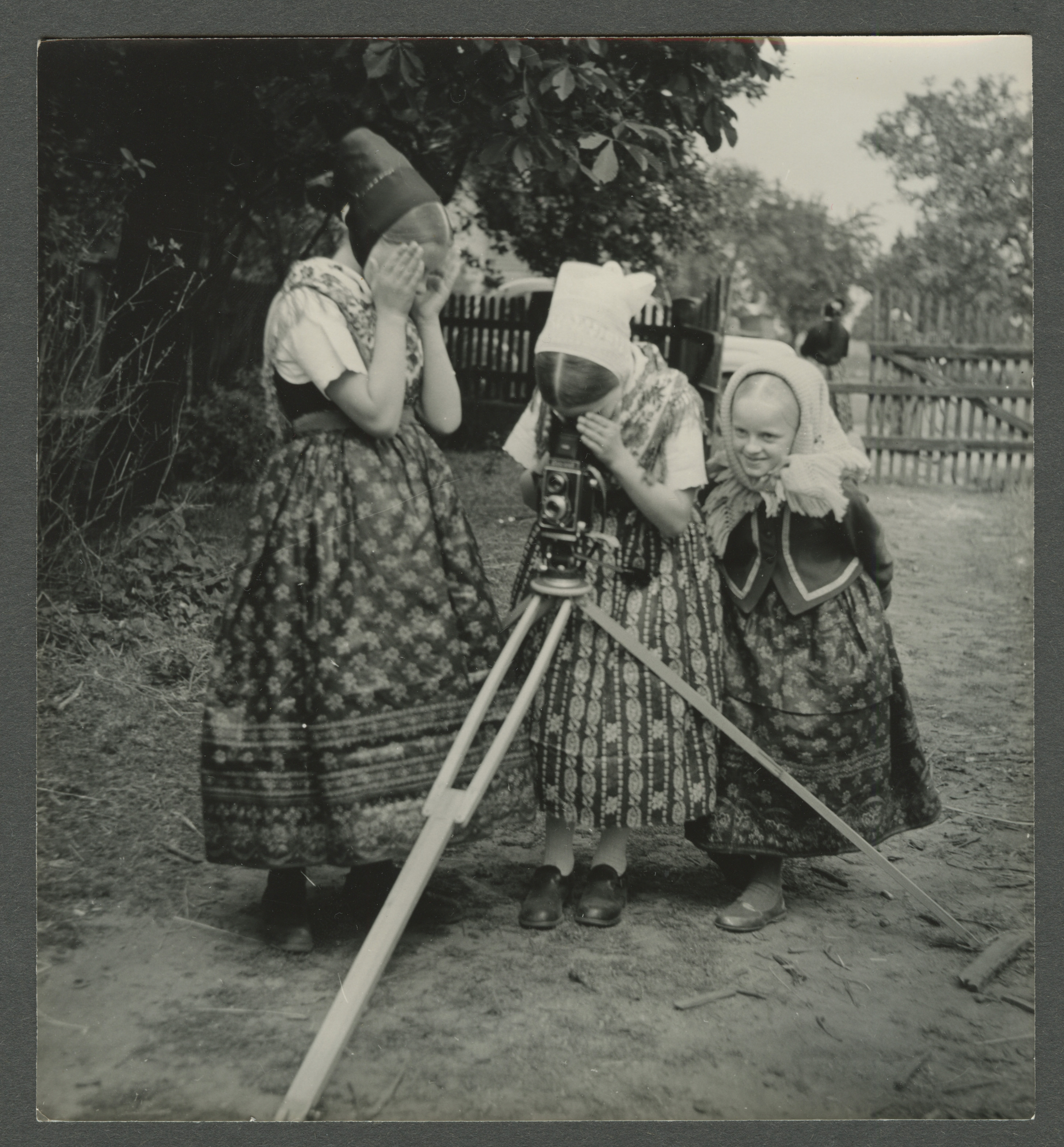 Evelyn Richter Am Rande eines Fotoauftrags zu sorbischen Volkstrachten, 1950er Jahre. Aus dem Archiv, Arbeitsabzug, Silbergelatineabzug © Evelyn Richter Archiv der Ostdeutschen Sparkassenstiftung im Museum der bildenden Künste Leipzig