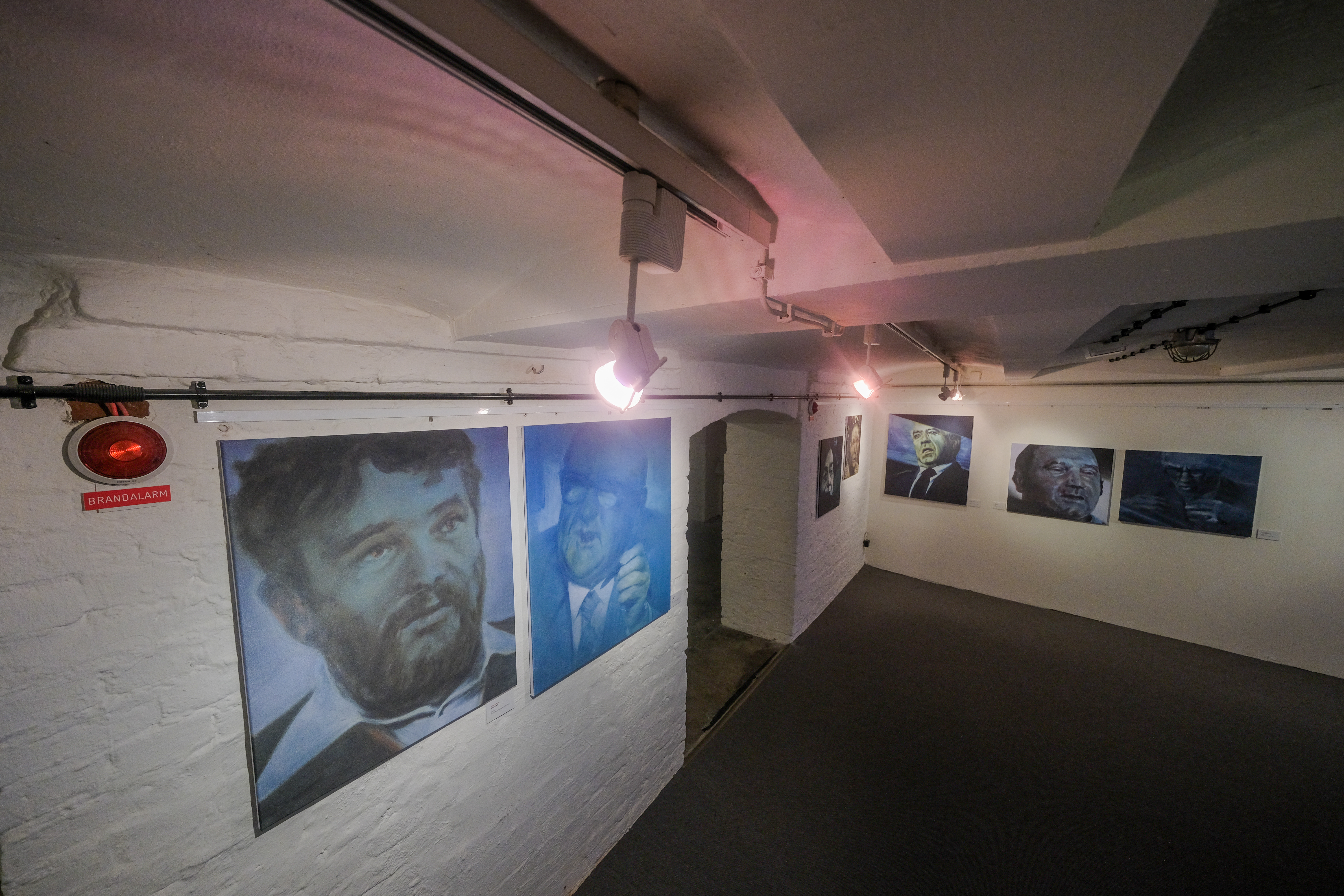 Im historischen Luftschutzkeller, Majdanek-Portraits der Künstlerin Minka Hauschild ©Landeshauptstadt Düsseldorf/Michael Gstettenbauer