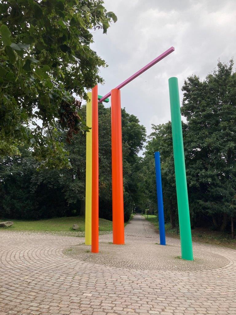 Die Skulptur von Erich Reusch im Südpark erstrahlt nun in neuer Farbigkeit © Kulturamt Düsseldorf 