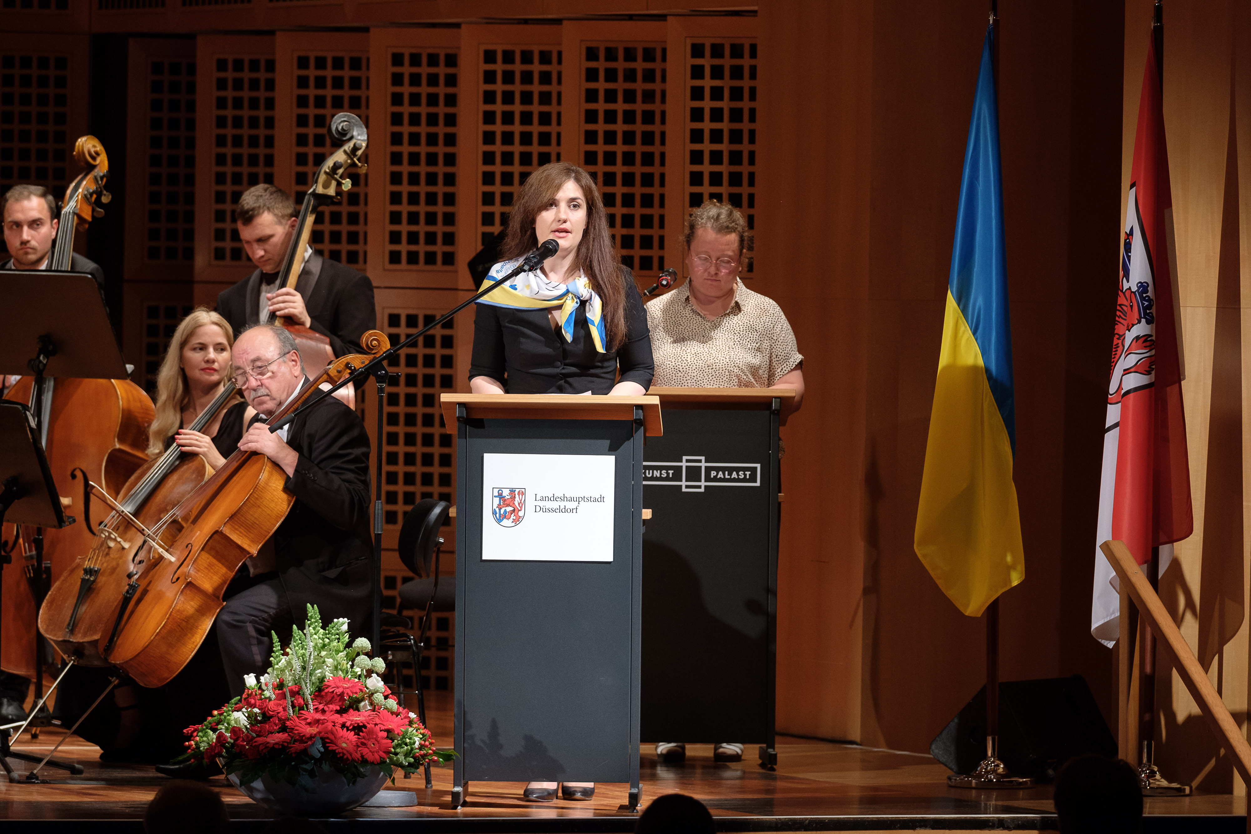 Auch die ukrainische Generalkonsulin Iryna Shum begrüßte die Zuschauer im Robert-Schumann-Saal. Zudem verlas sie ein Grußwort von Roman Klitschuk, Bürgermeister der Stadt Czernowitz. Klitschuk bedankte sich darin für die Düsseldorfer Unterstützung 