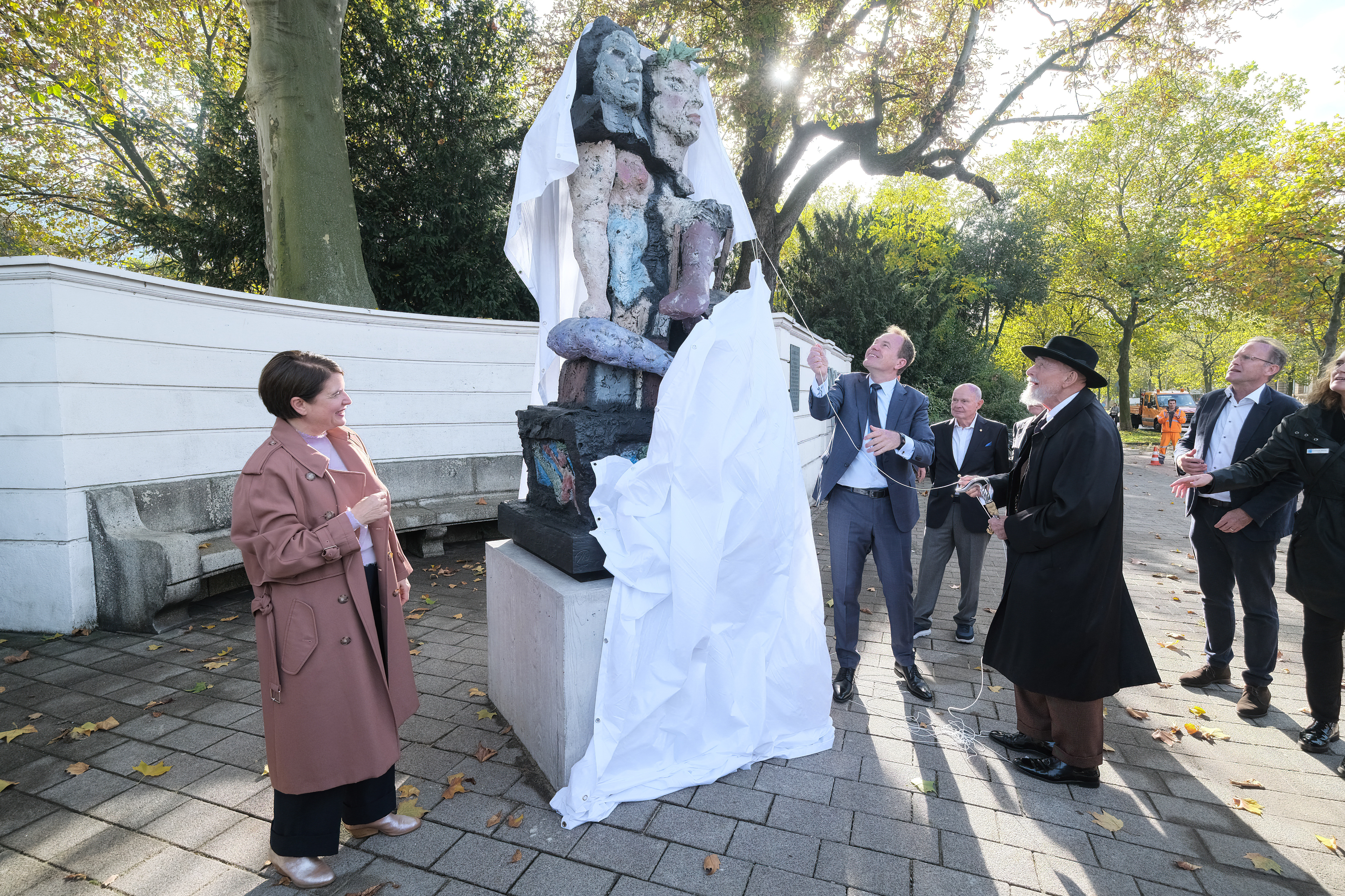 Oberbürgermeister Dr. Stephan Keller (M.) hat am Donnerstag, 27. Oktober, gemeinsam mit Professor Dr. h. c. Markus Lüpertz am Ratinger Tor das Schumann-Denkmal "A Danse À Deux" enthüllt © Landeshauptstadt Düsseldorf/Michael Gstettenbauer 