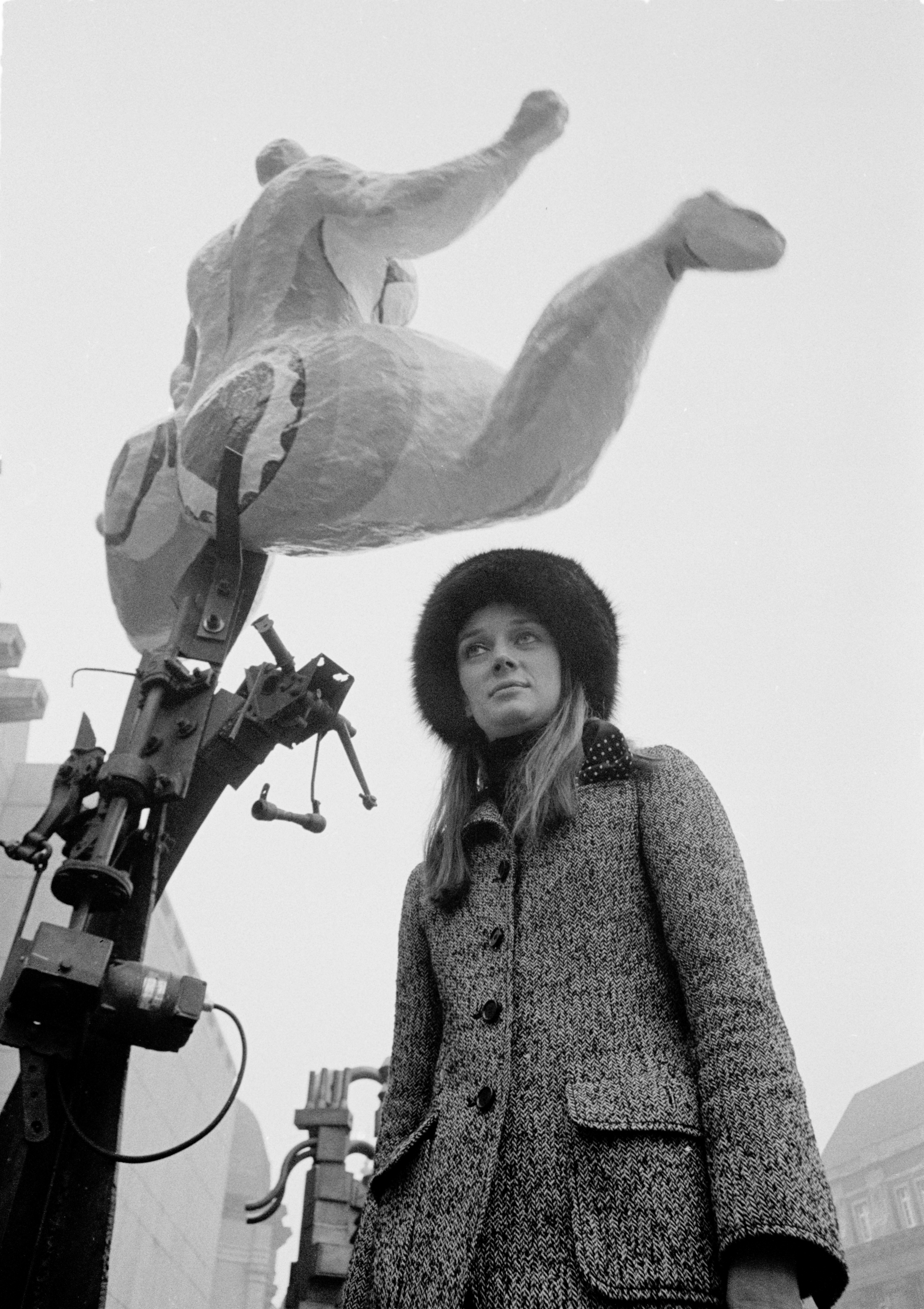 Niki de Saint Phalle vor der Eröffnung ihrer Düsseldorfer Einzelausstellung im November 1968.