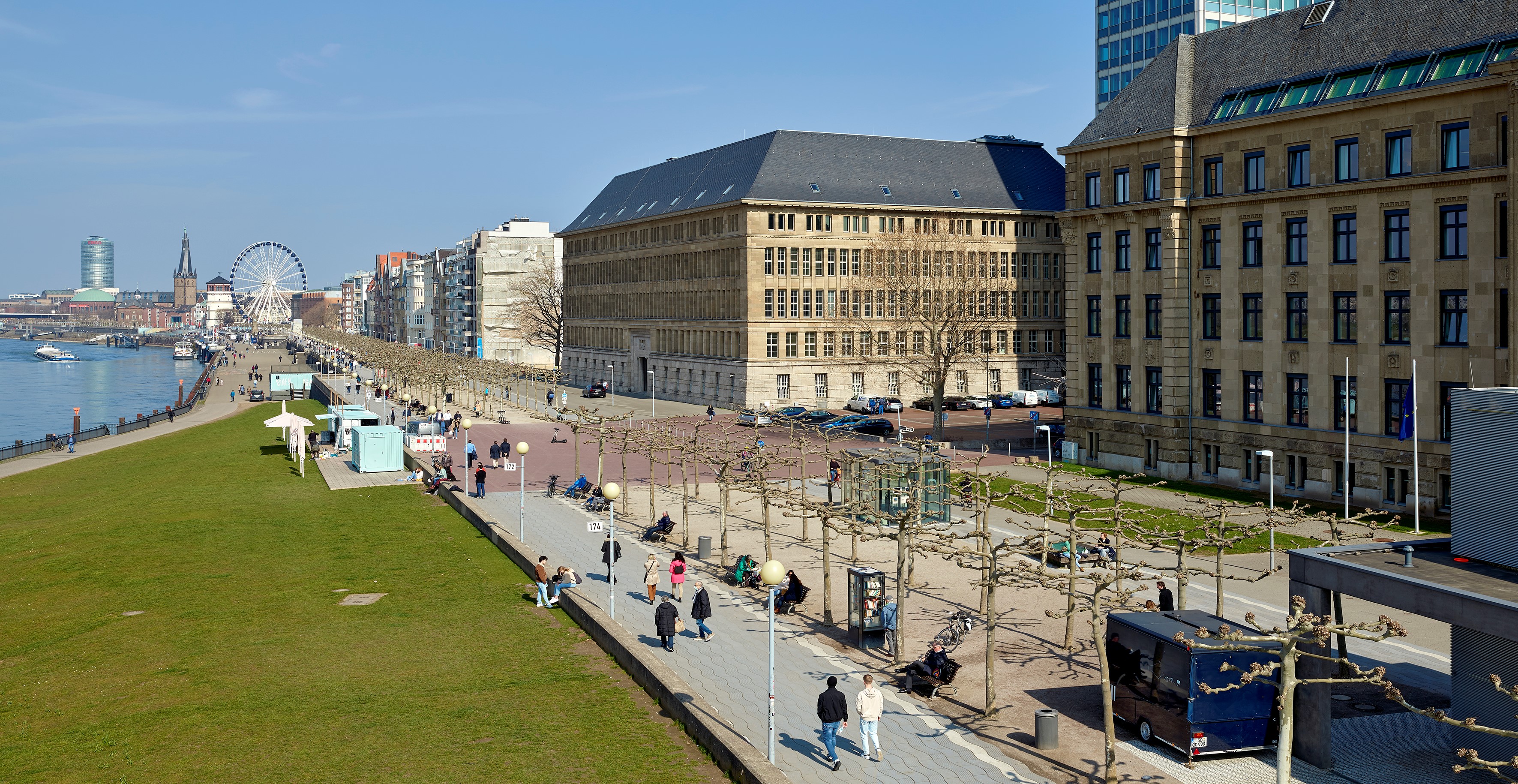 Blick von der Rheinkniebrücke auf den Behrensbau. © Stiftung Haus der Geschichte Nordrhein-Westfalen / Axel Thünker 