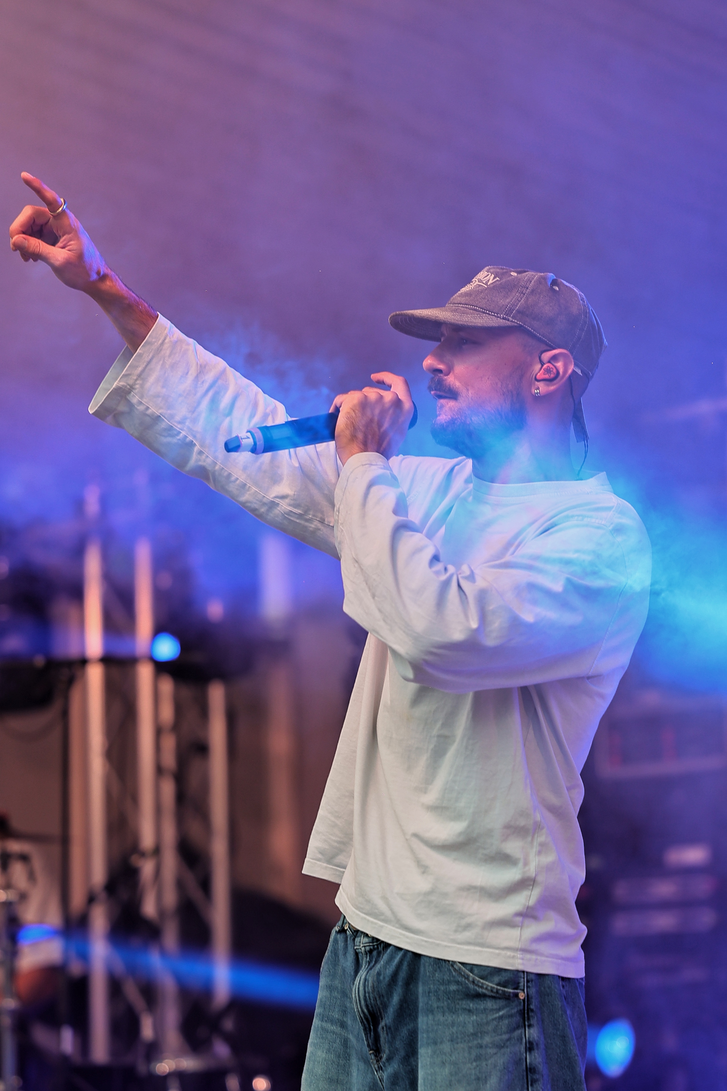 Der belgische Rapper PEET singt mit Mikrofon auf der Bühne des CHANCE Festivals