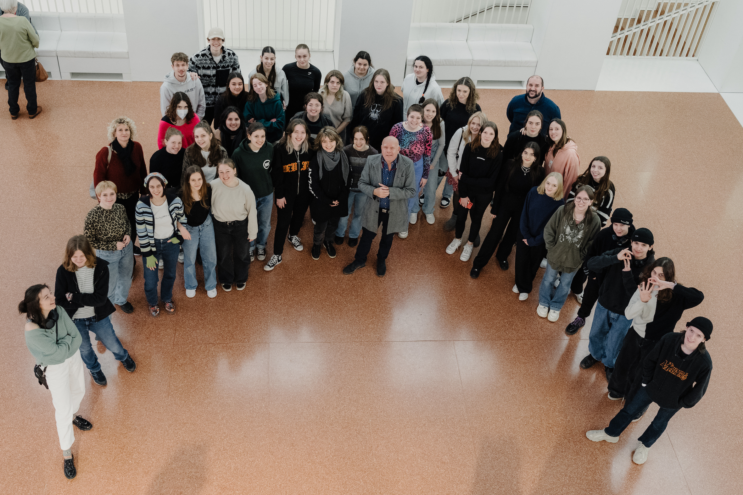 Gruppenbild Gestaltungstechnische Assistenten Lore-Lorentz-Schule mit Ausstellungsleiter Michael Kortländer / Foto © Marcel Riedel 