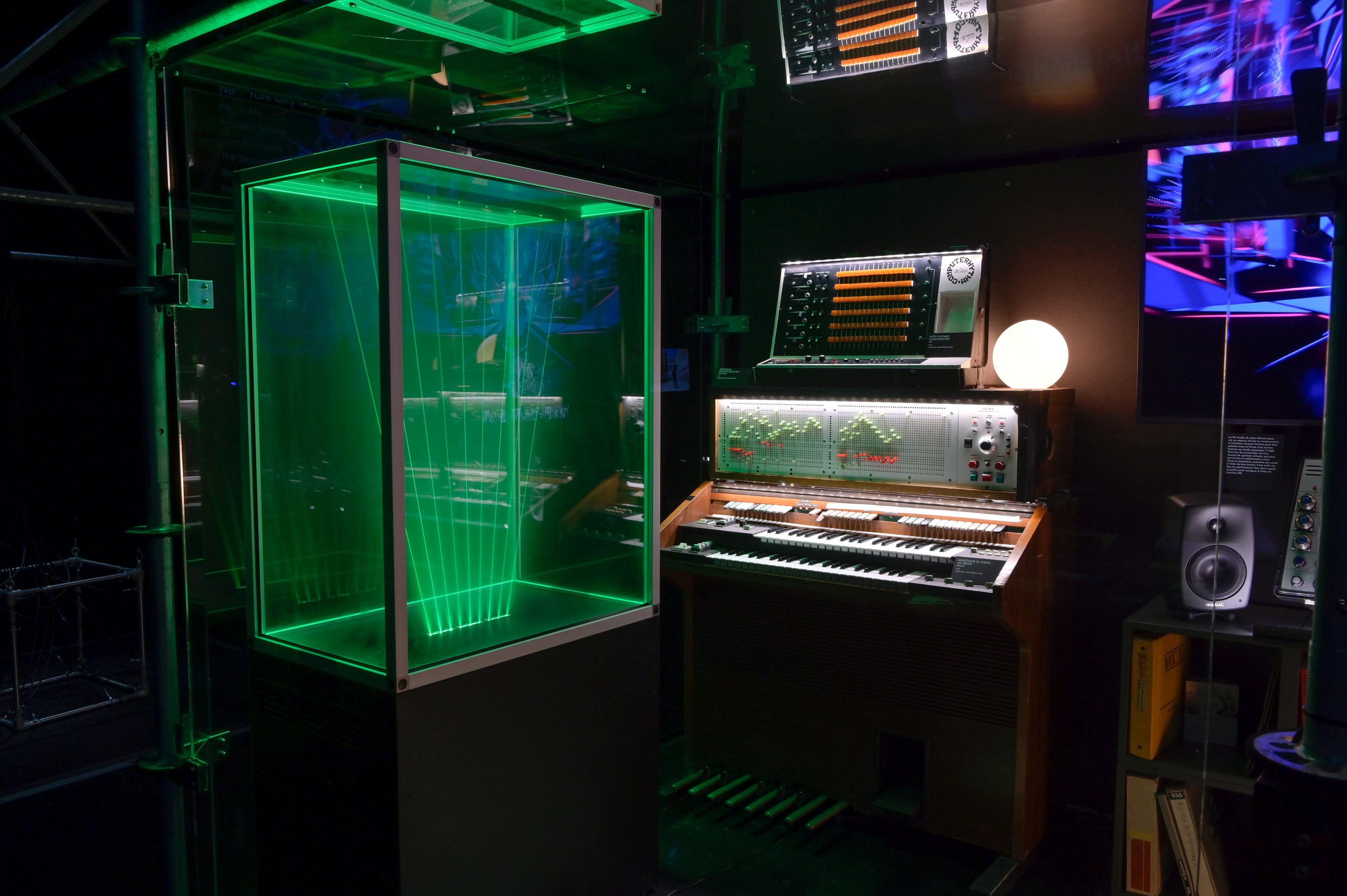 Jean Michel Jarres virtuelles Studio Ausstellungsansicht Musée de la musique, Philharmonie de Paris, 2019 © Gil Lefauconnier Courtesy Musée de la musique, Philharmonie de Paris