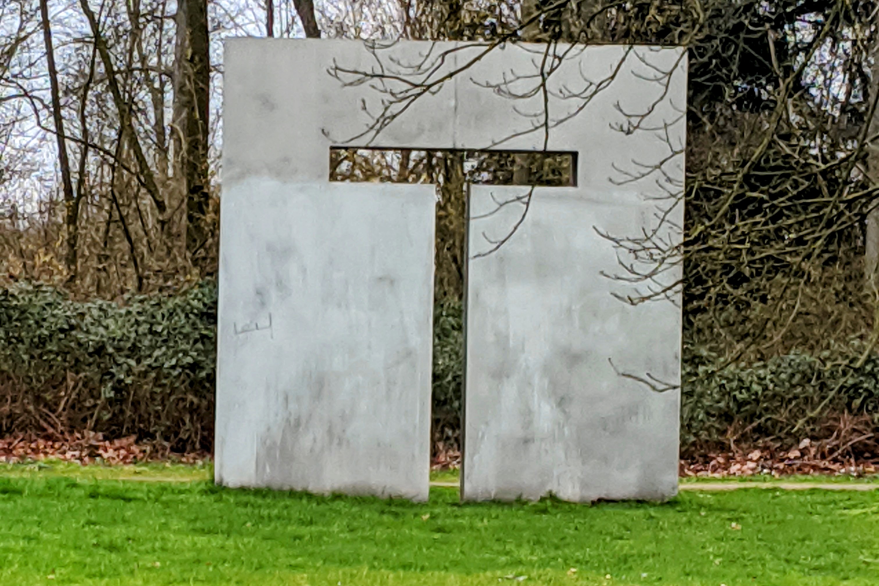 "Terra incognita – Fragen an die Erde": Der Lantz'sche Skulpturenpark 2022 / Foto Ohne Titel von Erwin Heerich, Aluminium, 1975-76 © Alexandra Scholz Marcovich