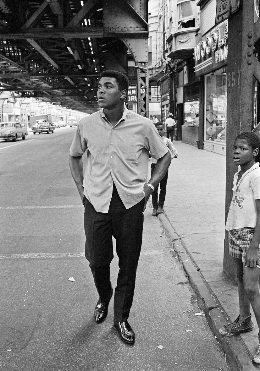 Muhammad Ali unter der Hochbahn, Chicago 1966 © Thomas Hoepker