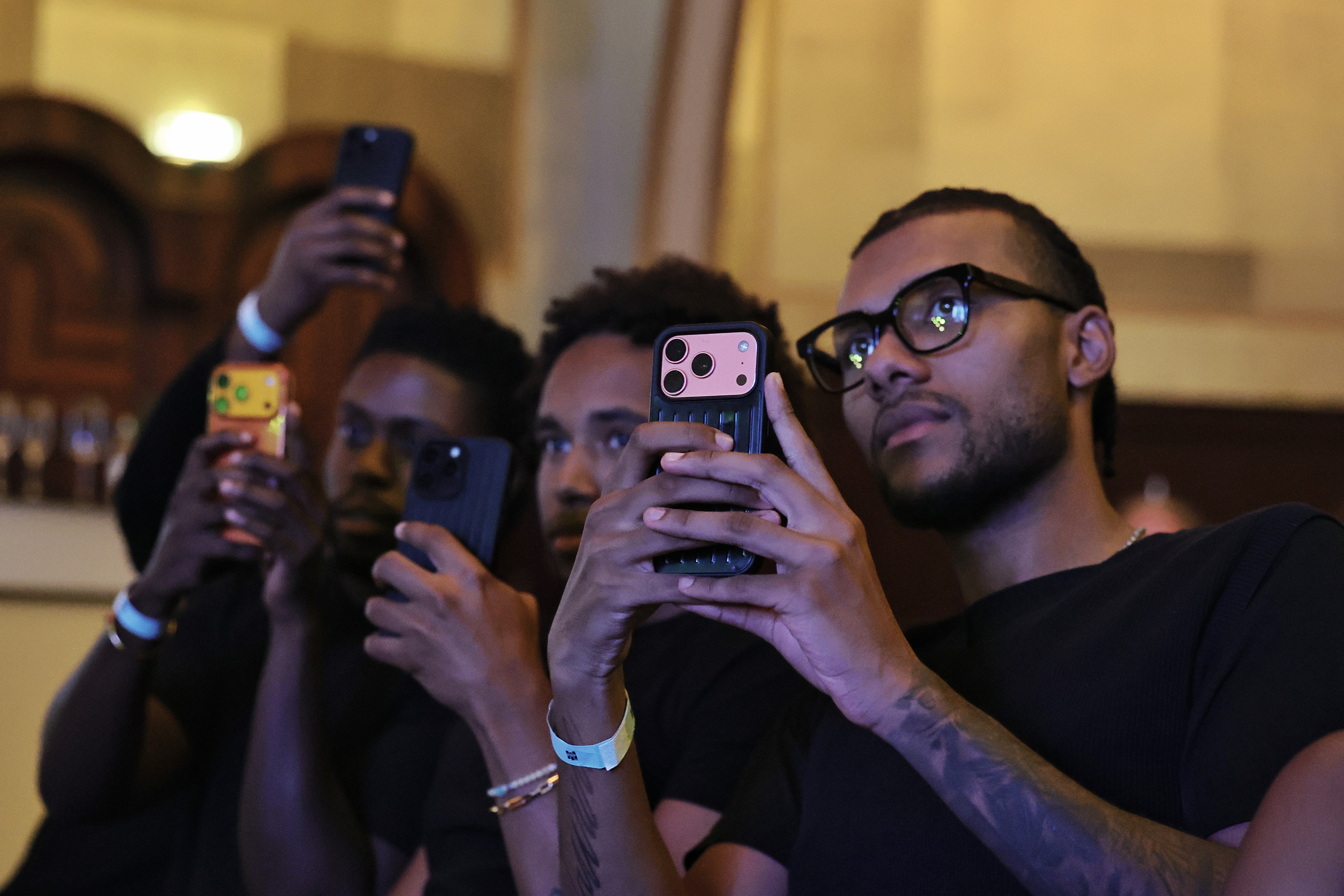 Besucher filmen die Bühne des popNRW-Preises 2026 mit ihren Smartphones