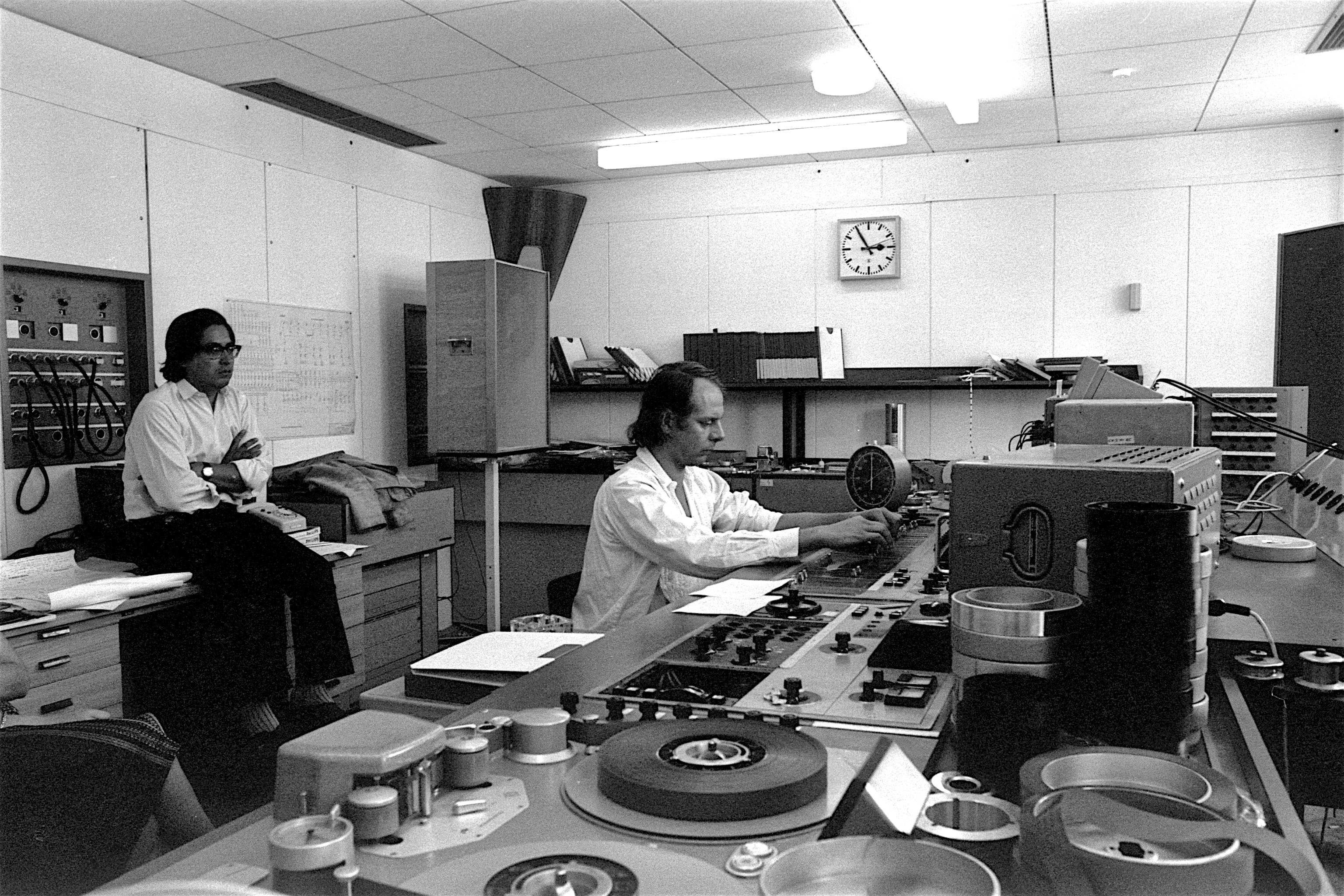 Studio für elektronische Musik, WDR Köln, v.l.: Mesias Maiguashca und Karlheinz Stockhausen, 1971 © Foto: Werner Scholz / Stockhausen-Stiftung für Musik