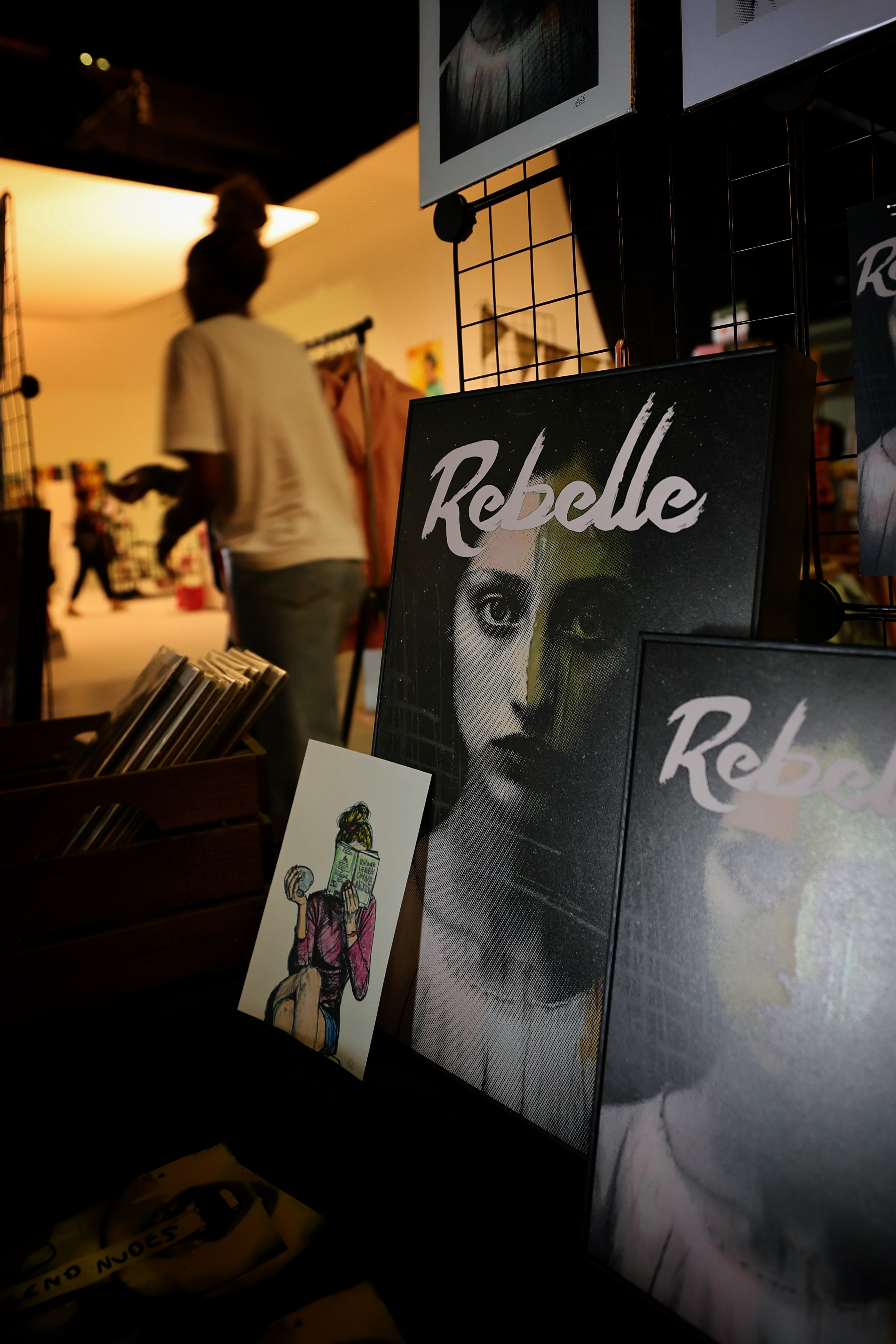 Gerahmte „Rebelle"-Kunstdrucke an einem Stand beim Loft of Art #5 PINK in Düsseldorf-Lierenfeld