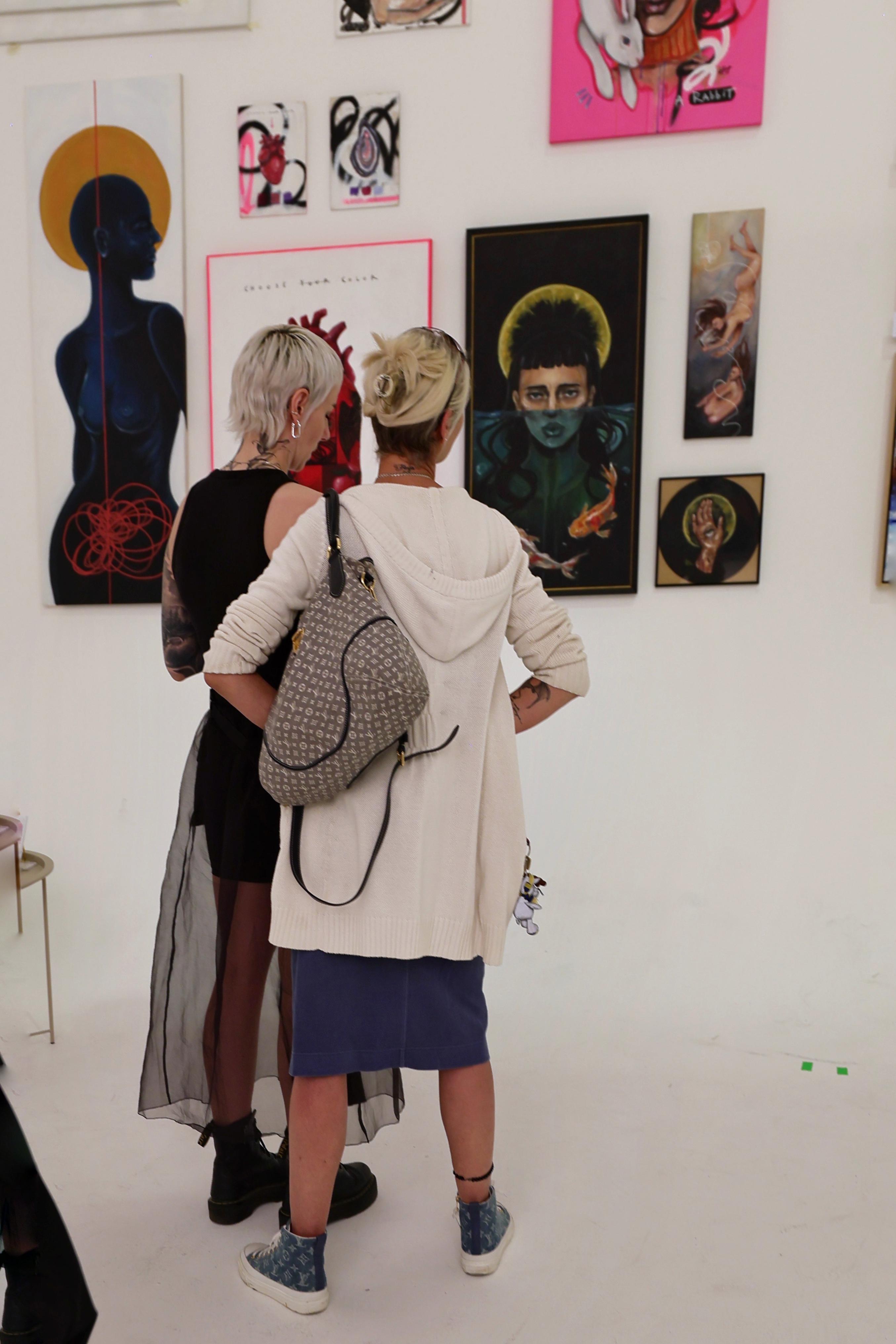 Zwei Besucherinnen betrachten Gemälde beim Loft of Art #5 PINK in Düsseldorf-Lierenfeld