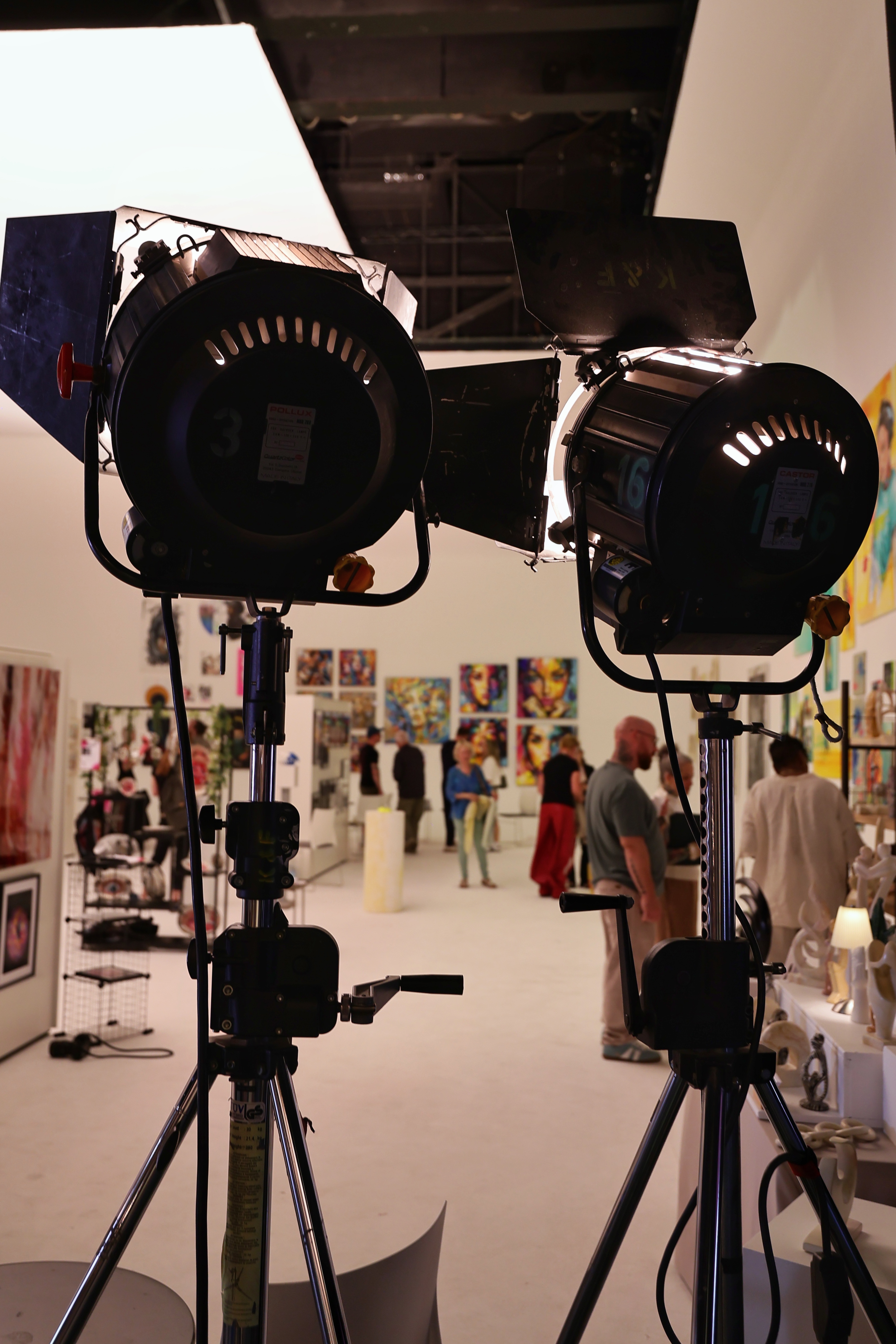 Zwei Scheinwerfer und Blick in den Ausstellungsraum beim Loft of Art #5 PINK in Düsseldorf-Lierenfeld