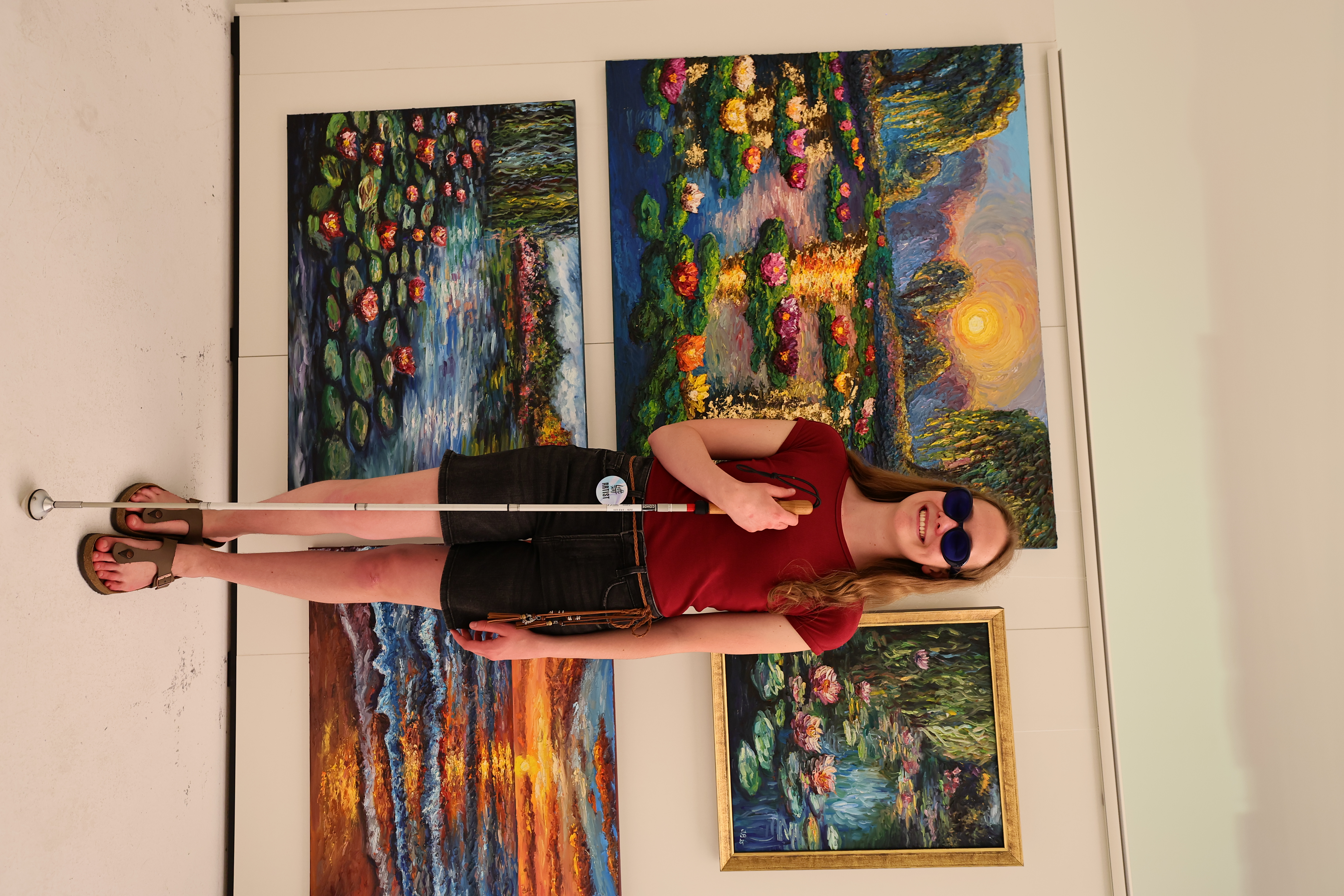 Künstlerin Jana Bauer vor ihren Gemälden beim Loft of Art #5 PINK in Düsseldorf-Lierenfeld