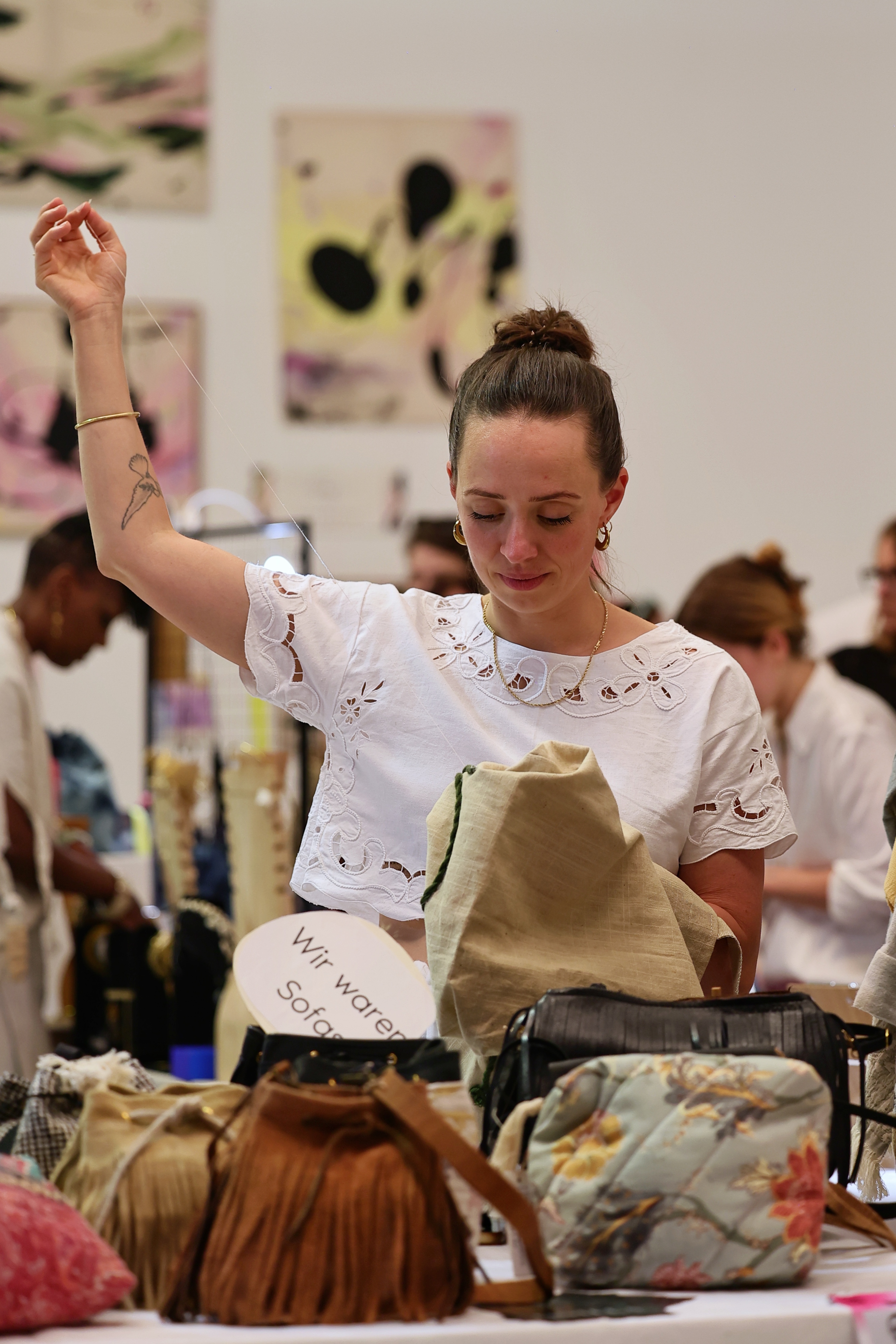 Designerin Ela Blacha von Unilla Design an ihrem Stand beim Loft of Art #5 PINK in Düsseldorf-Lierenfeld