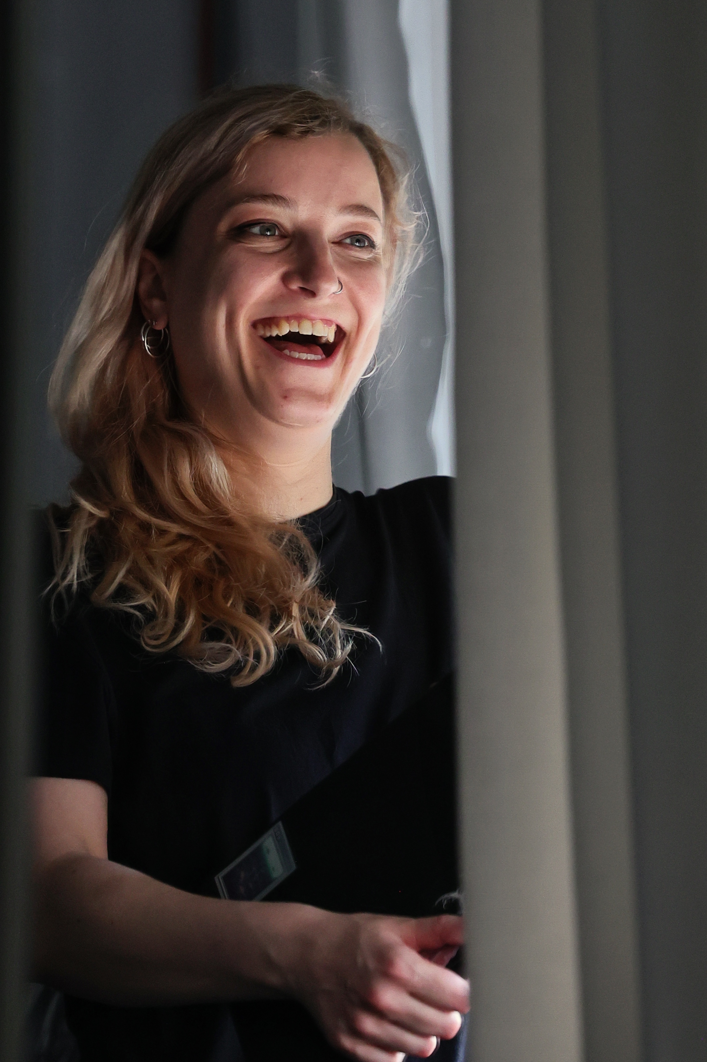 Lachende junge Frau am Fenster beim Loft of Art #5 PINK in Düsseldorf-Lierenfeld