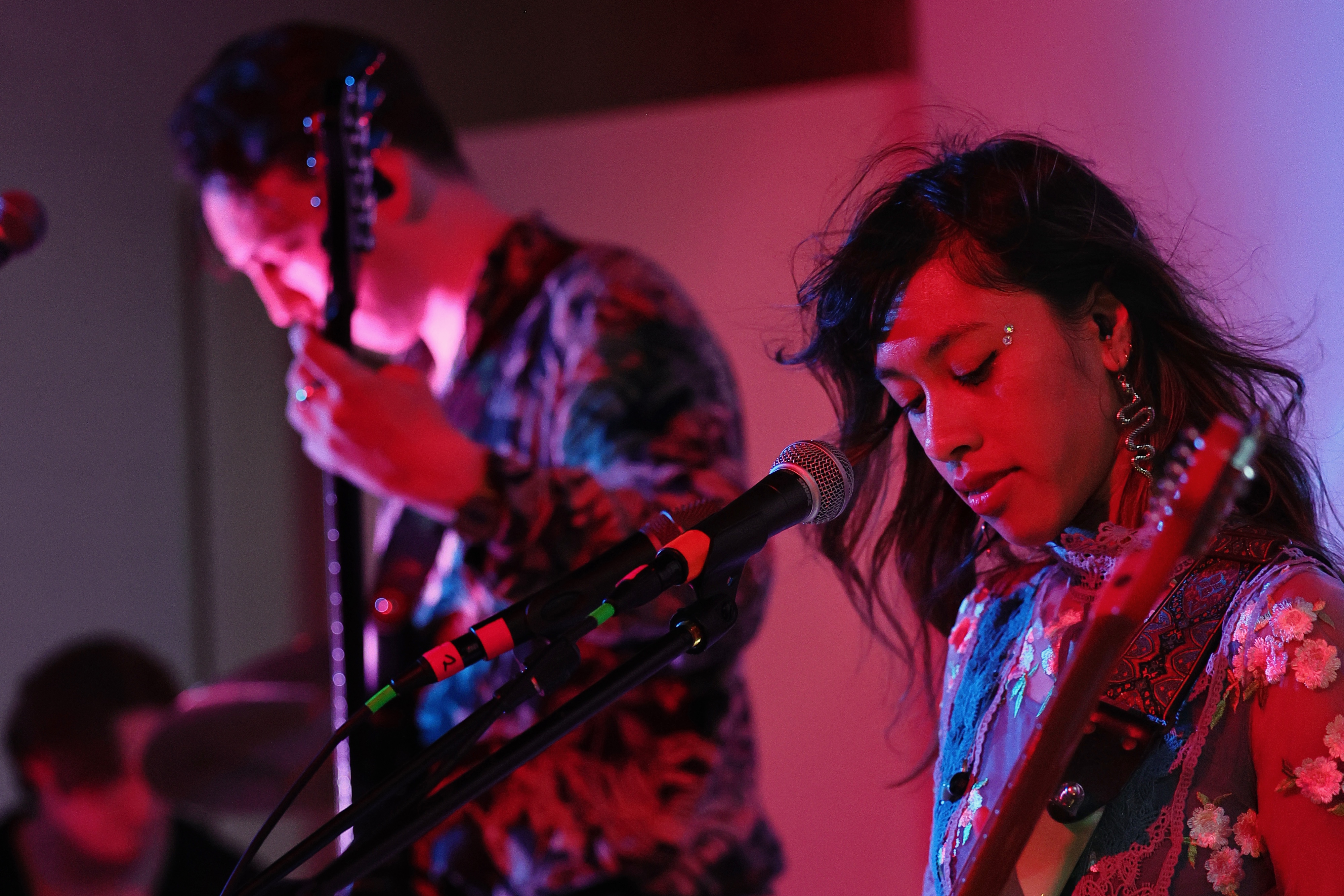 Konzert in rotem Bühnenlicht beim Loft of Art #5 PINK in Düsseldorf-Lierenfeld