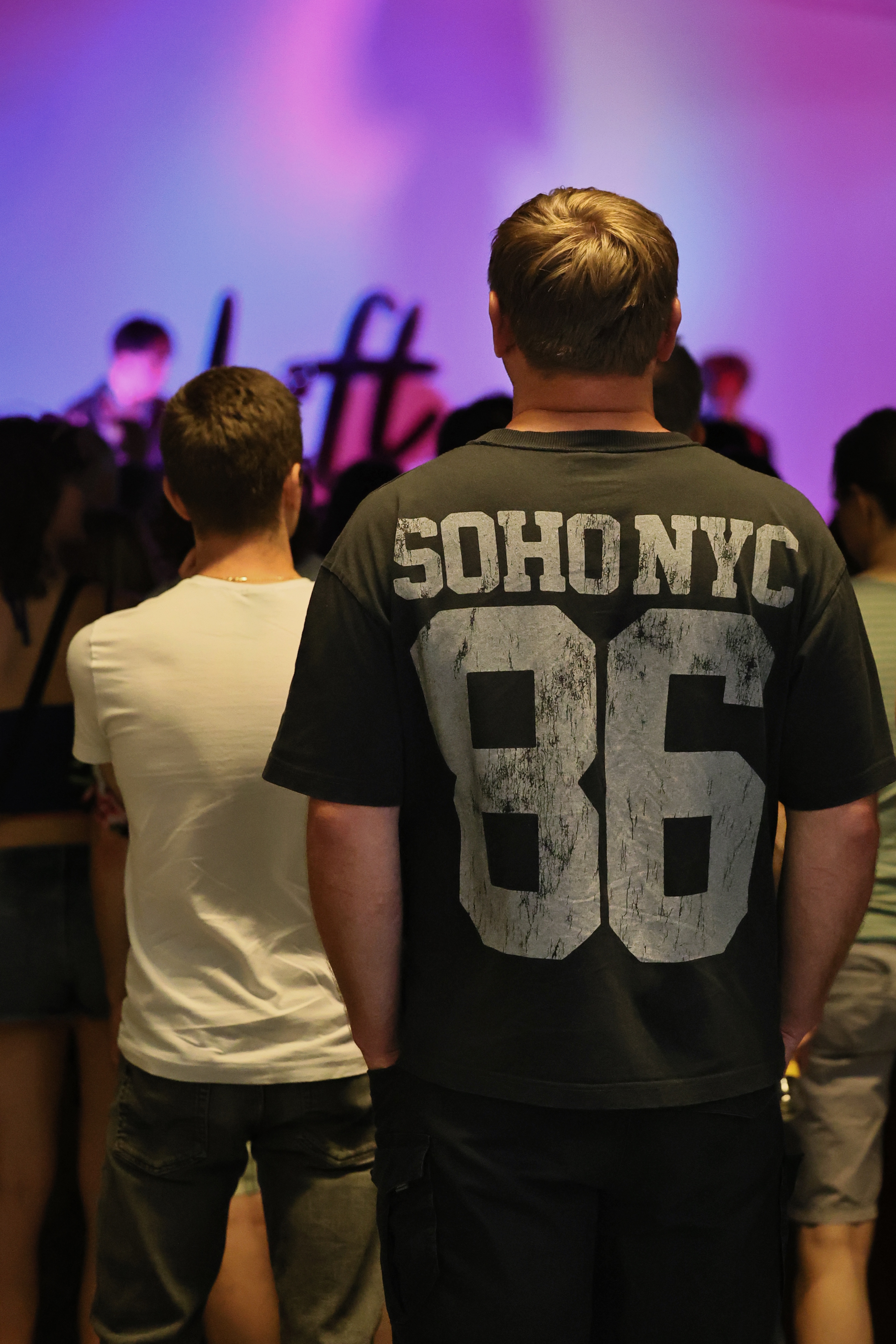 Besucher vor der Bühne beim Loft of Art #5 PINK in Düsseldorf-Lierenfeld