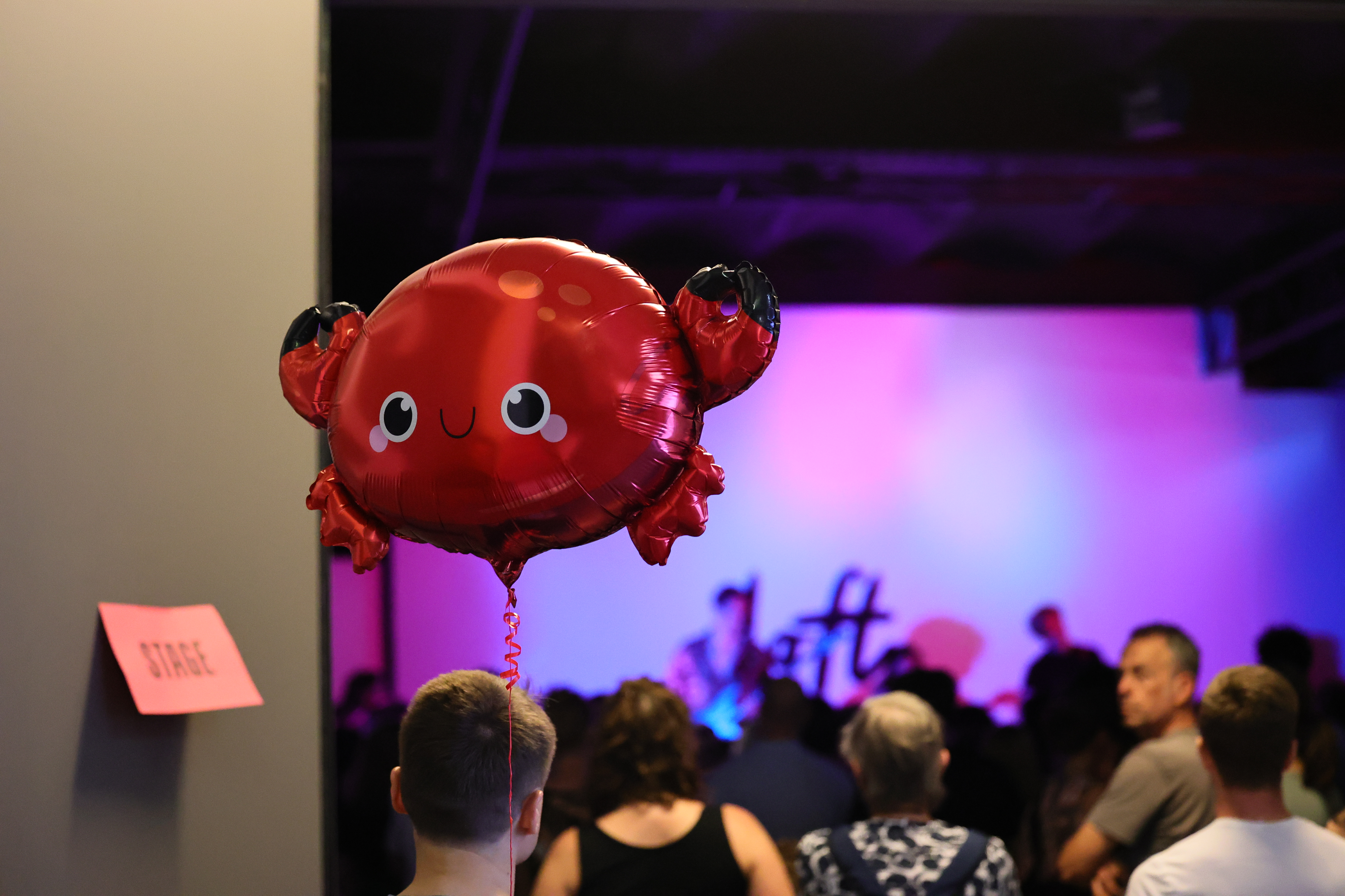 Roter Krabben-Ballon vor der Bühne beim Loft of Art #5 PINK in Düsseldorf-Lierenfeld
