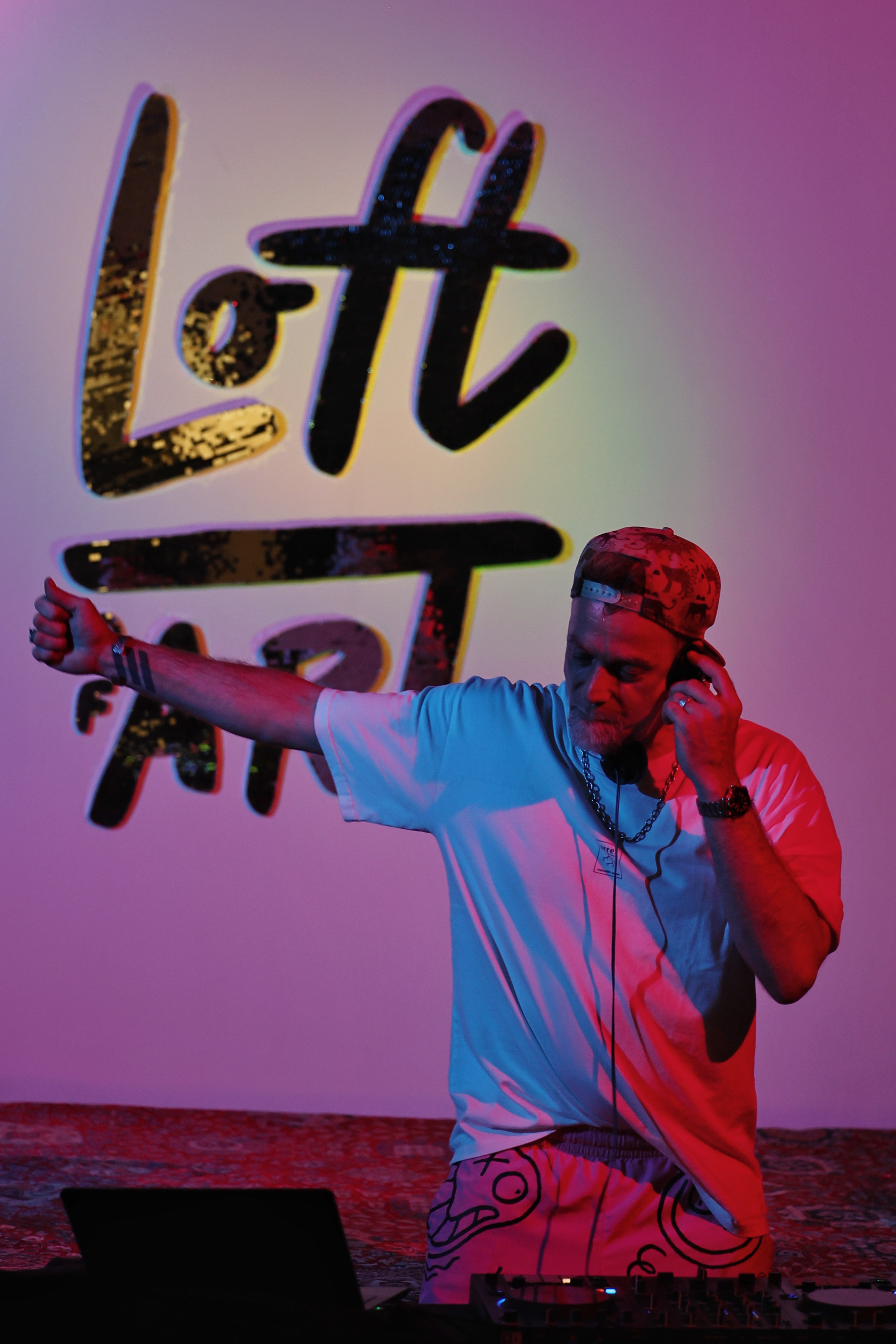 DJ am Pult vor dem Loft-of-Art-Schriftzug beim Loft of Art #5 PINK in Düsseldorf-Lierenfeld