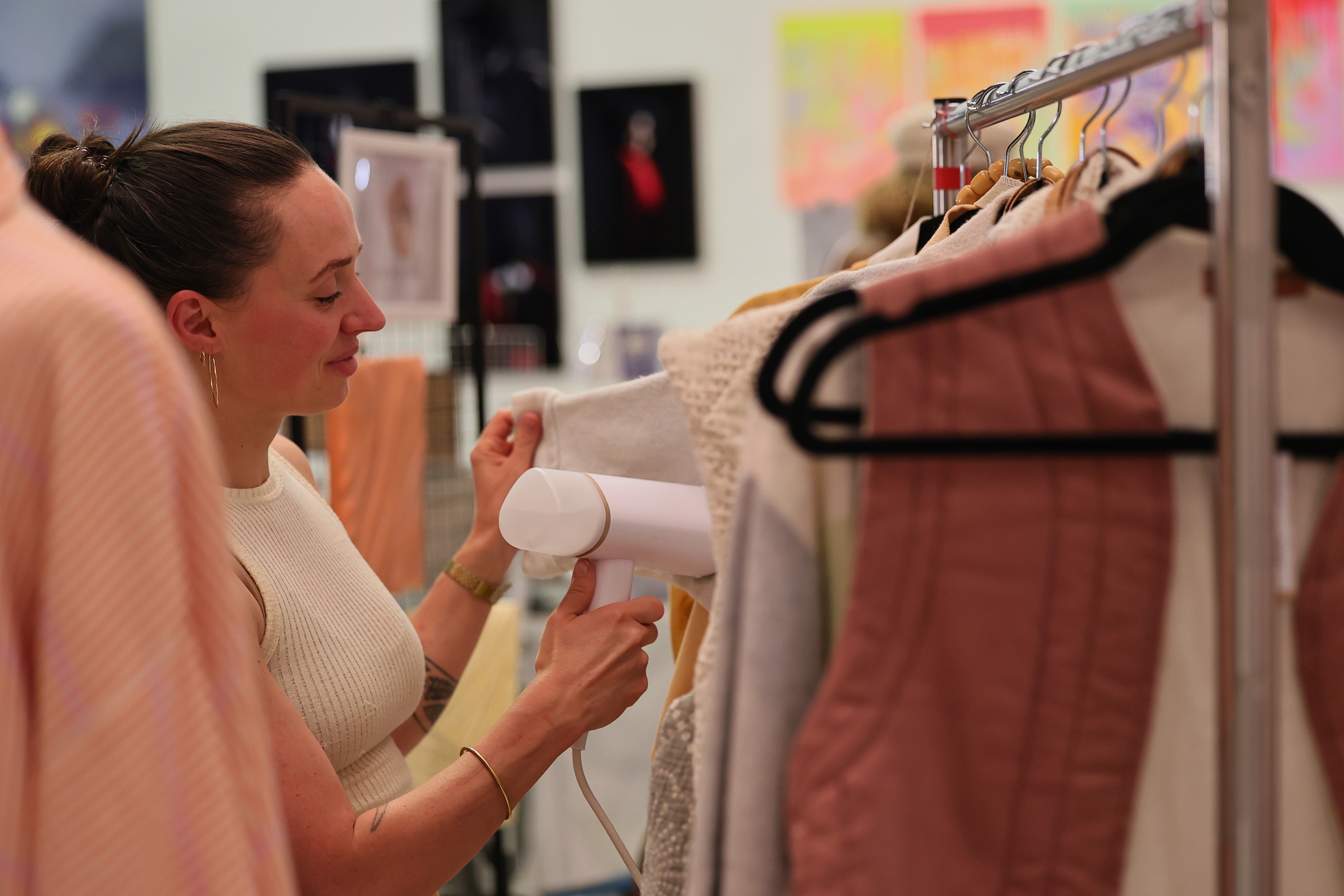 Designerin Ela Blacha von Unilla Design steamt Kleidung an ihrem Stand beim Loft of Art #5 PINK in Düsseldorf-Lierenfeld
