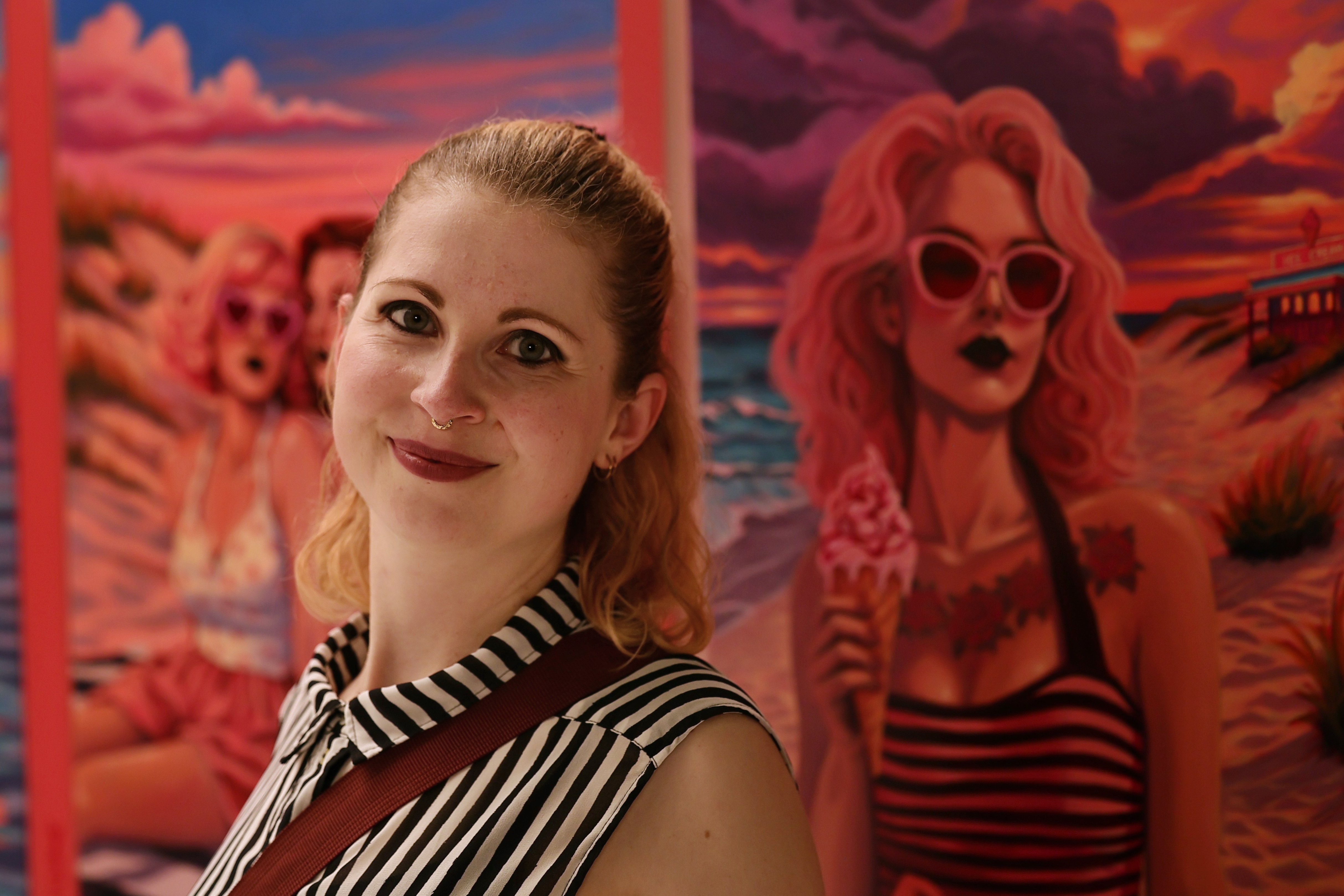 Künstlerin Astrid Wieckerhorst vor ihren Werken beim Loft of Art #5 PINK in Düsseldorf-Lierenfeld