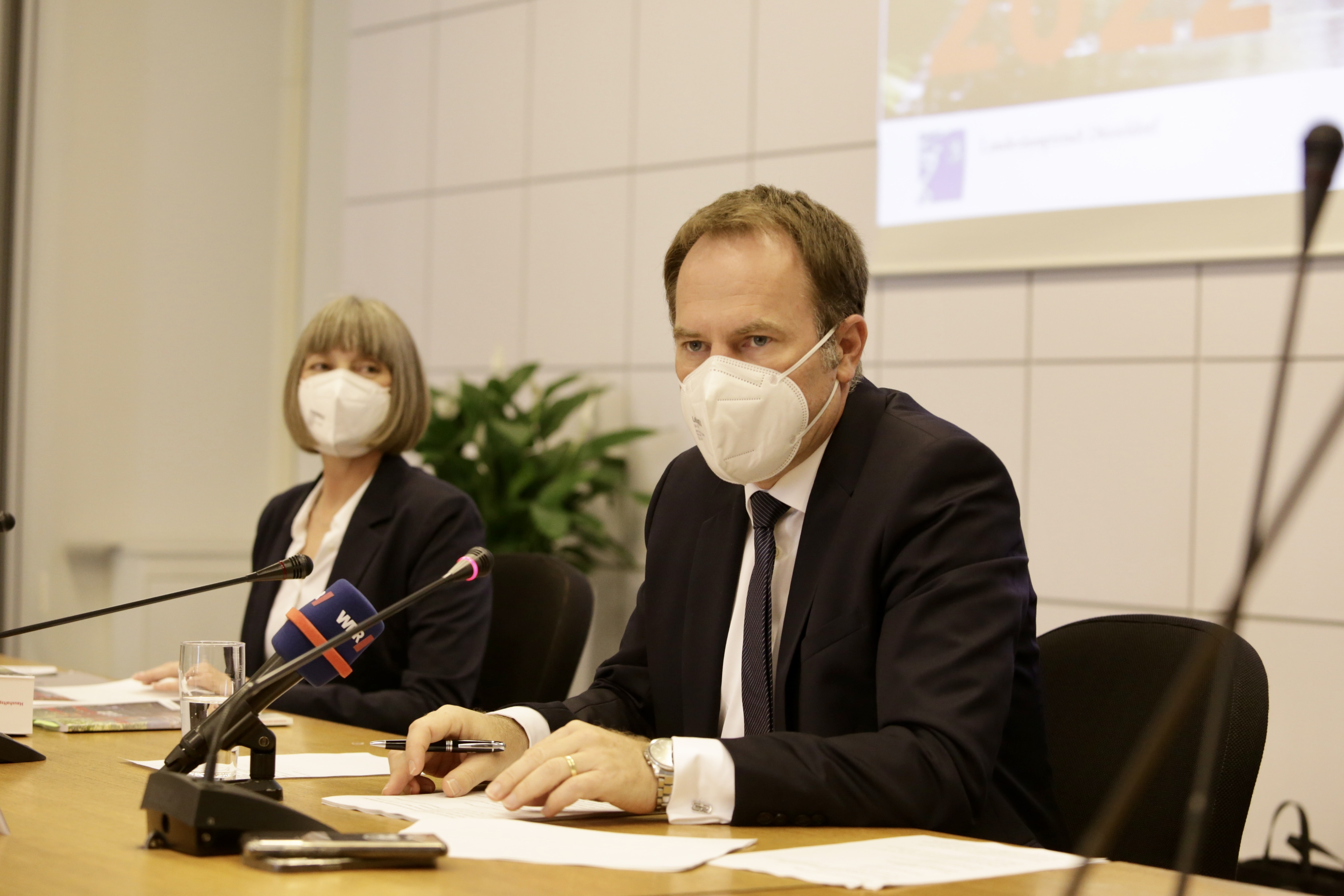 Oberbürgermeister Dr. Stephan Keller und Stadtkämmerin Dorothée Schneider stellten zur Einbringung den Haushaltsplanentwurf 2022 vor © Landeshauptstadt Düsseldorf/Ingo Lammert 