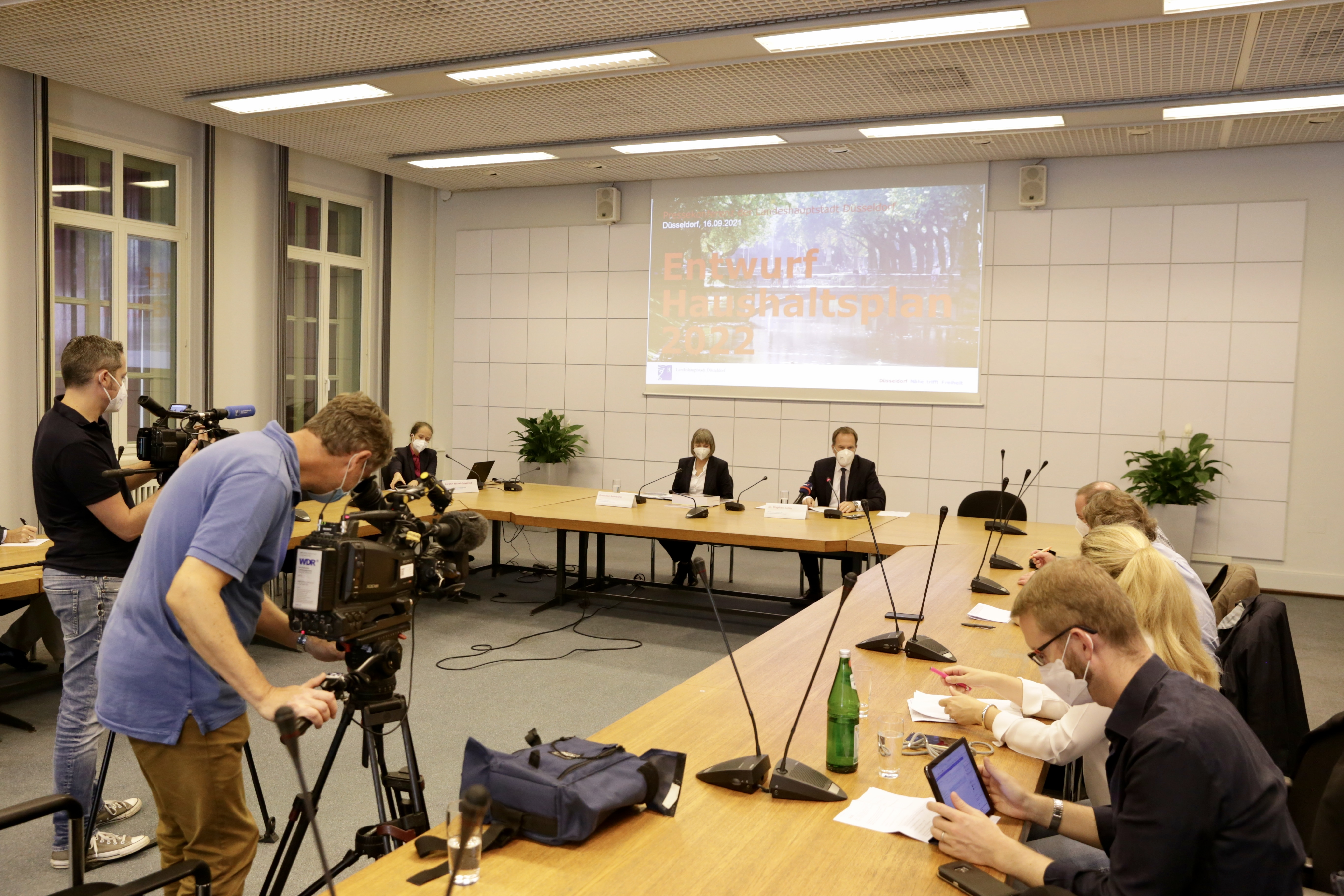 Oberbürgermeister Dr. Stephan Keller und Stadtkämmerin Dorothée Schneider stellten zur Einbringung den Haushaltsplanentwurf 2022 vor © Landeshauptstadt Düsseldorf/Ingo Lammert 