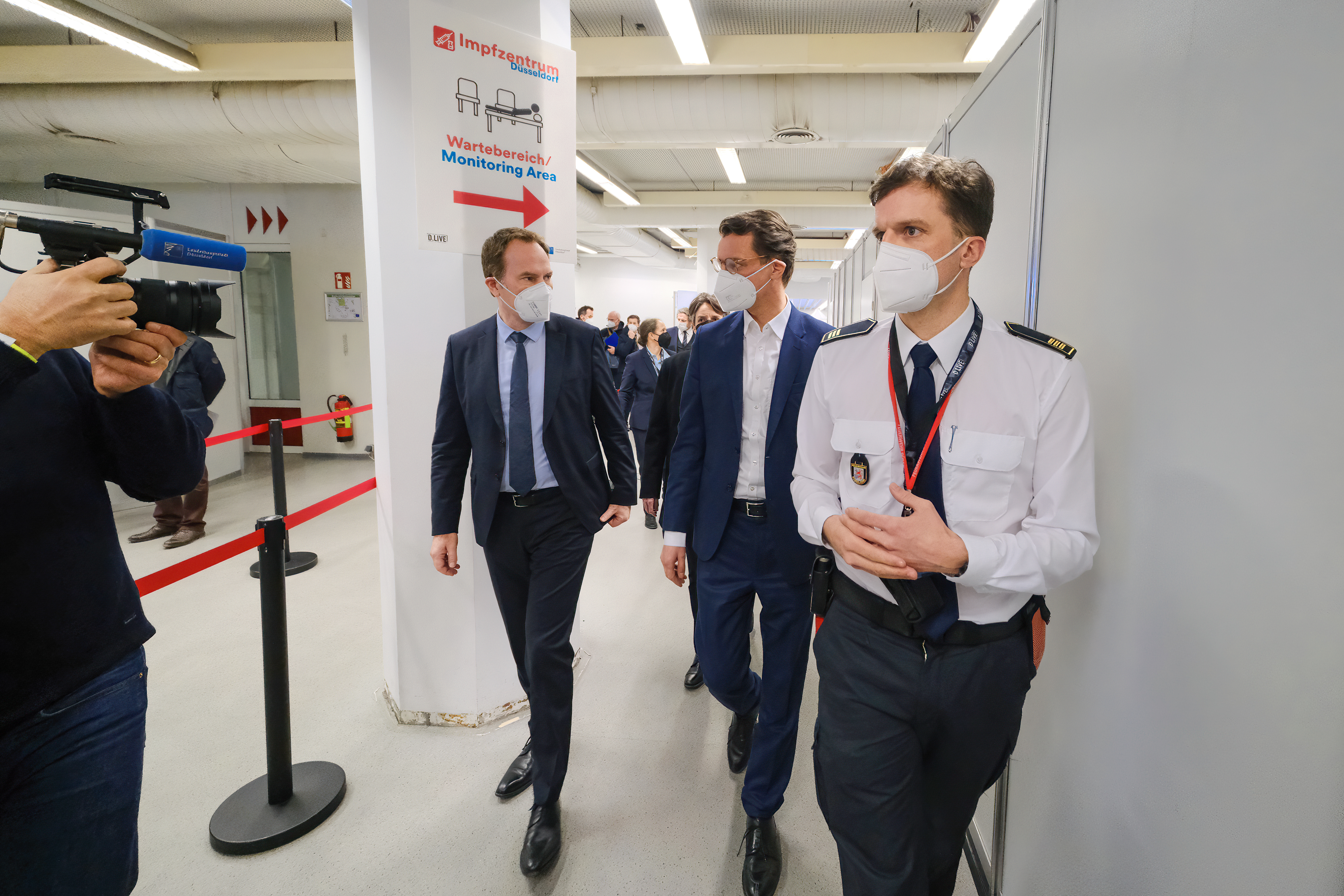 Ministerpräsident Hendrik Wüst und Oberbürgermeister Dr. Stephan Keller werden von Thomas Tremmel, Leiter KoCI, durch das Impfzentrum geführt © Landeshauptstadt Düsseldorf/Michael Gstettenbauer 