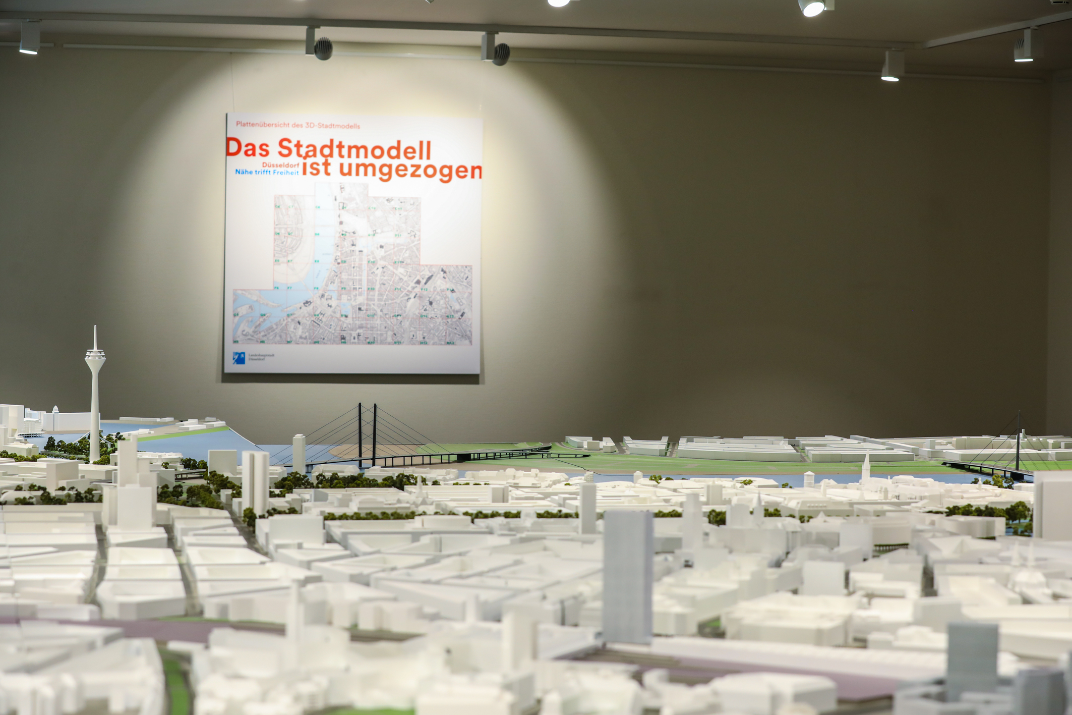 Das Stadtmodell ist in die Ausstellungsfläche im Erdgeschoss des Rathauses umgezogen © Landeshauptstadt Düsseldorf/Melanie Zanin