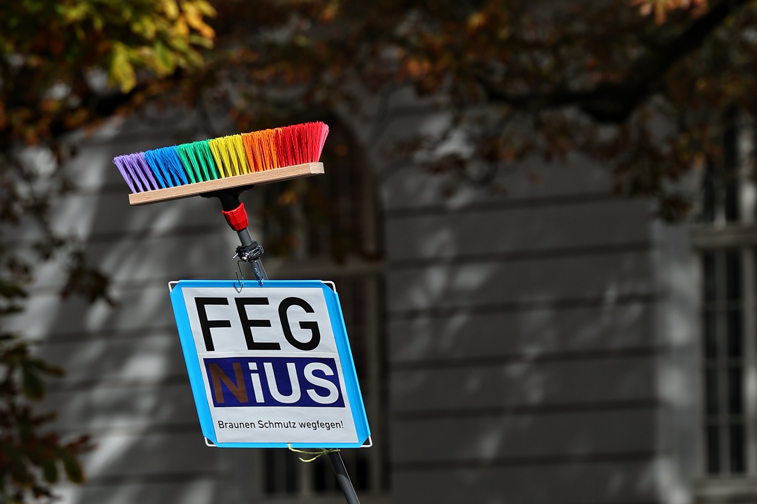 Kleines Schild mit Regenbogenmotiv bei der PRÜF-Demonstration in Düsseldorf
