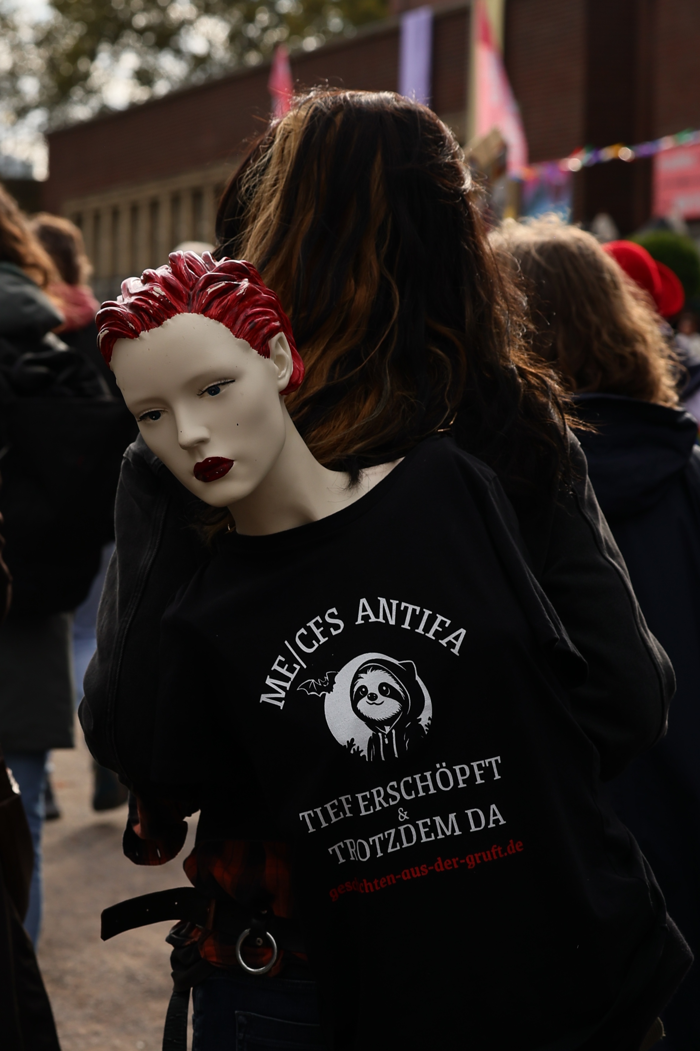 Teilnehmerin mit Nie wieder ist jetzt Motiv bei der PRÜF-Demonstration