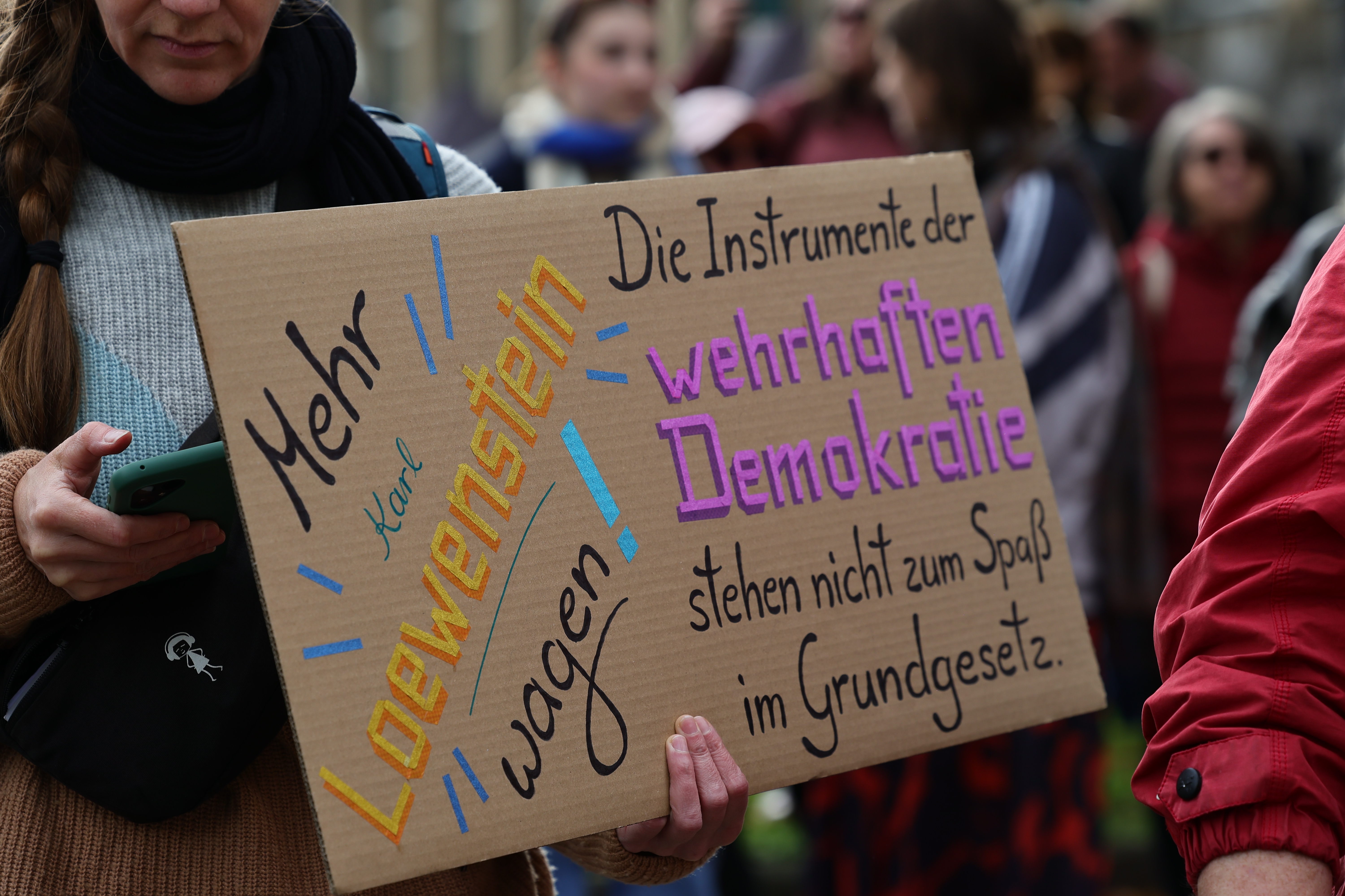 Handgeschriebenes Plakat zum Thema Demokratie bei der Demonstration in Düsseldorf