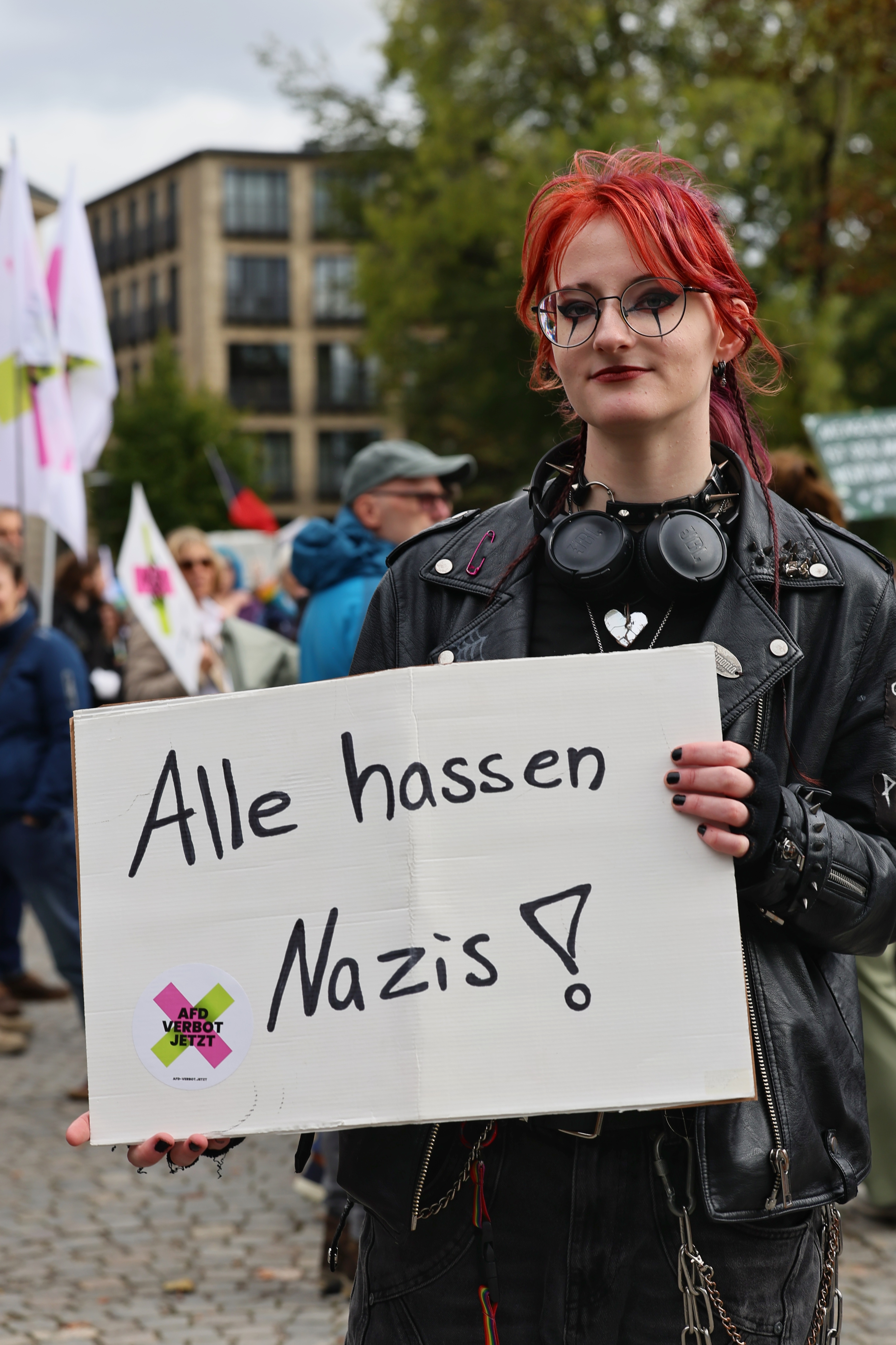 Teilnehmerin mit selbst gestaltetem Protestplakat bei der PRÜF-Demo