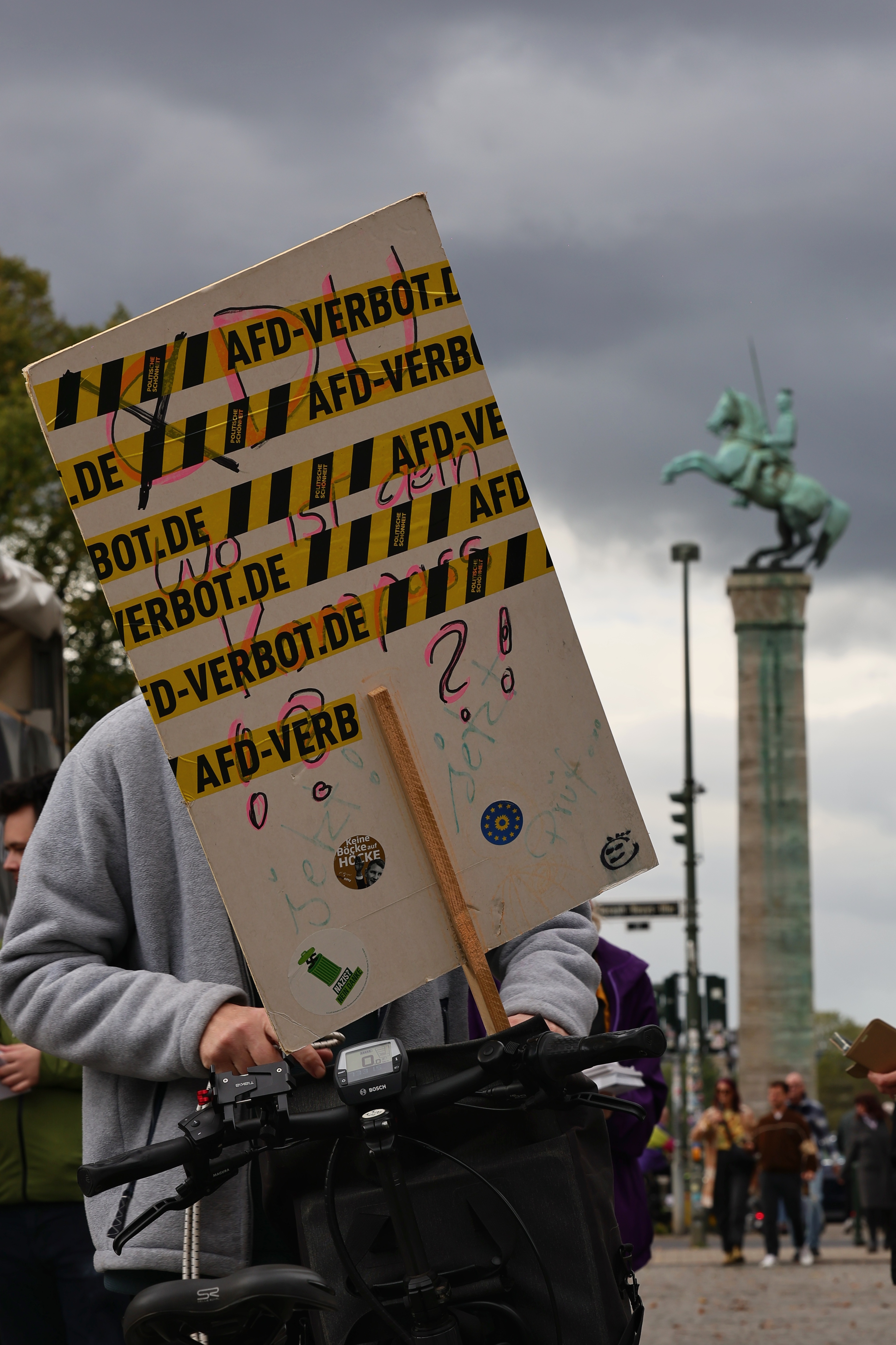 Demonstrationsteilnehmer mit einem politischen Protestplakat in Düsseldorf