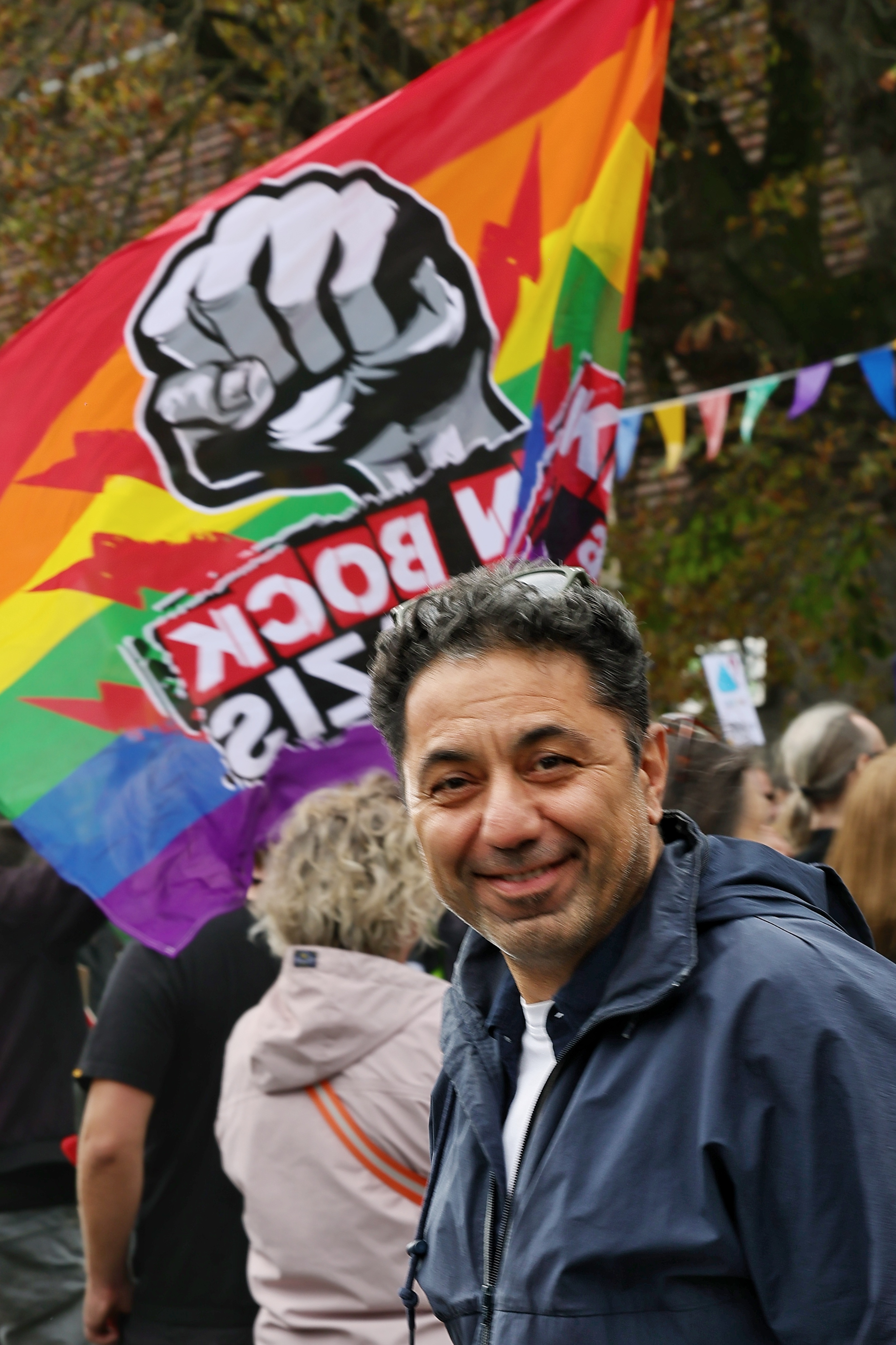 Hamed Shahi, Vorstand von MUSIC DÜSSELDORF, bei der PRÜF-Demonstration am 10. Oktober 2026 in Düsseldorf vor einer Regenbogenfahne