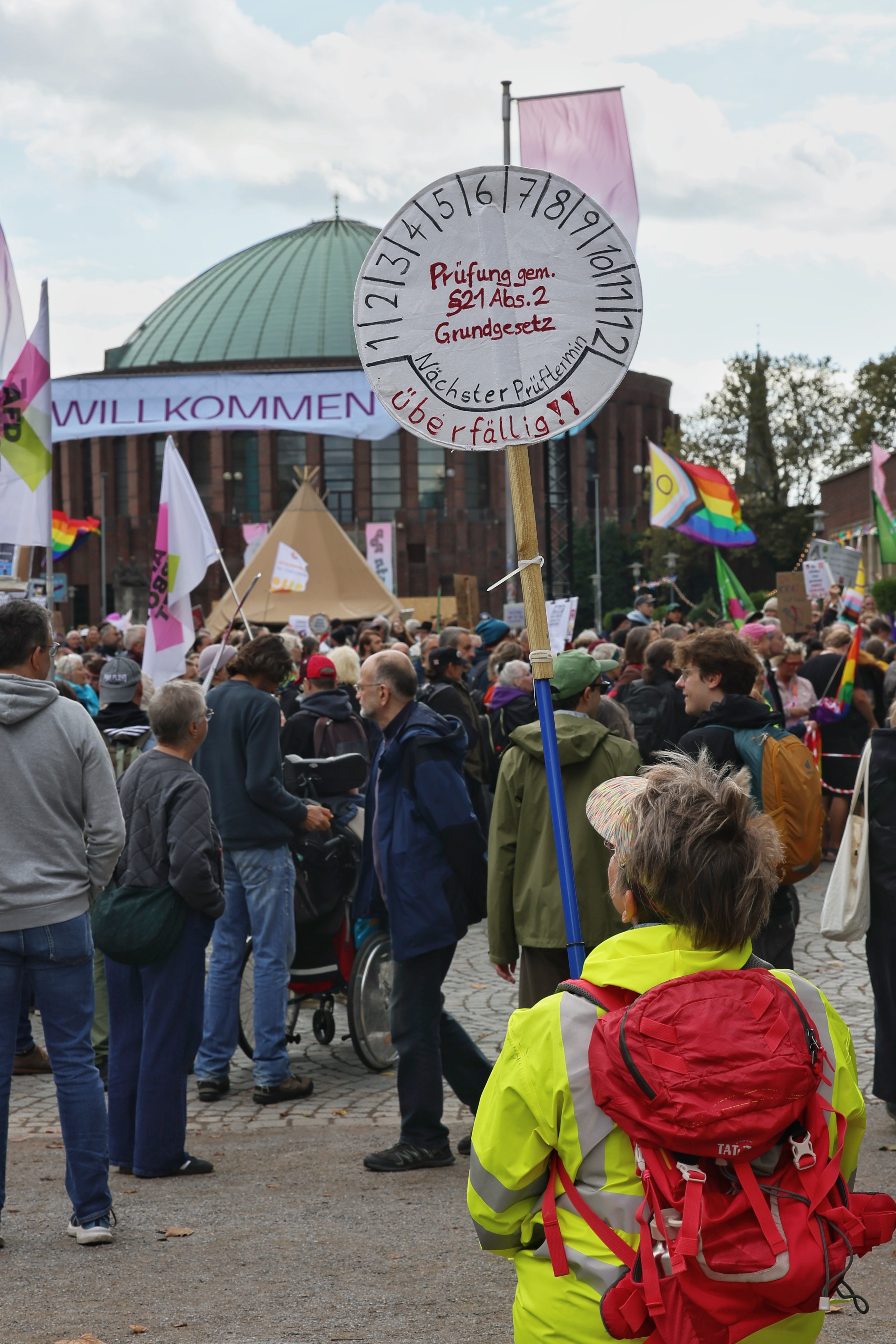 Demonstrierende ziehen bei der PRÜF-Demo durch Düsseldorf