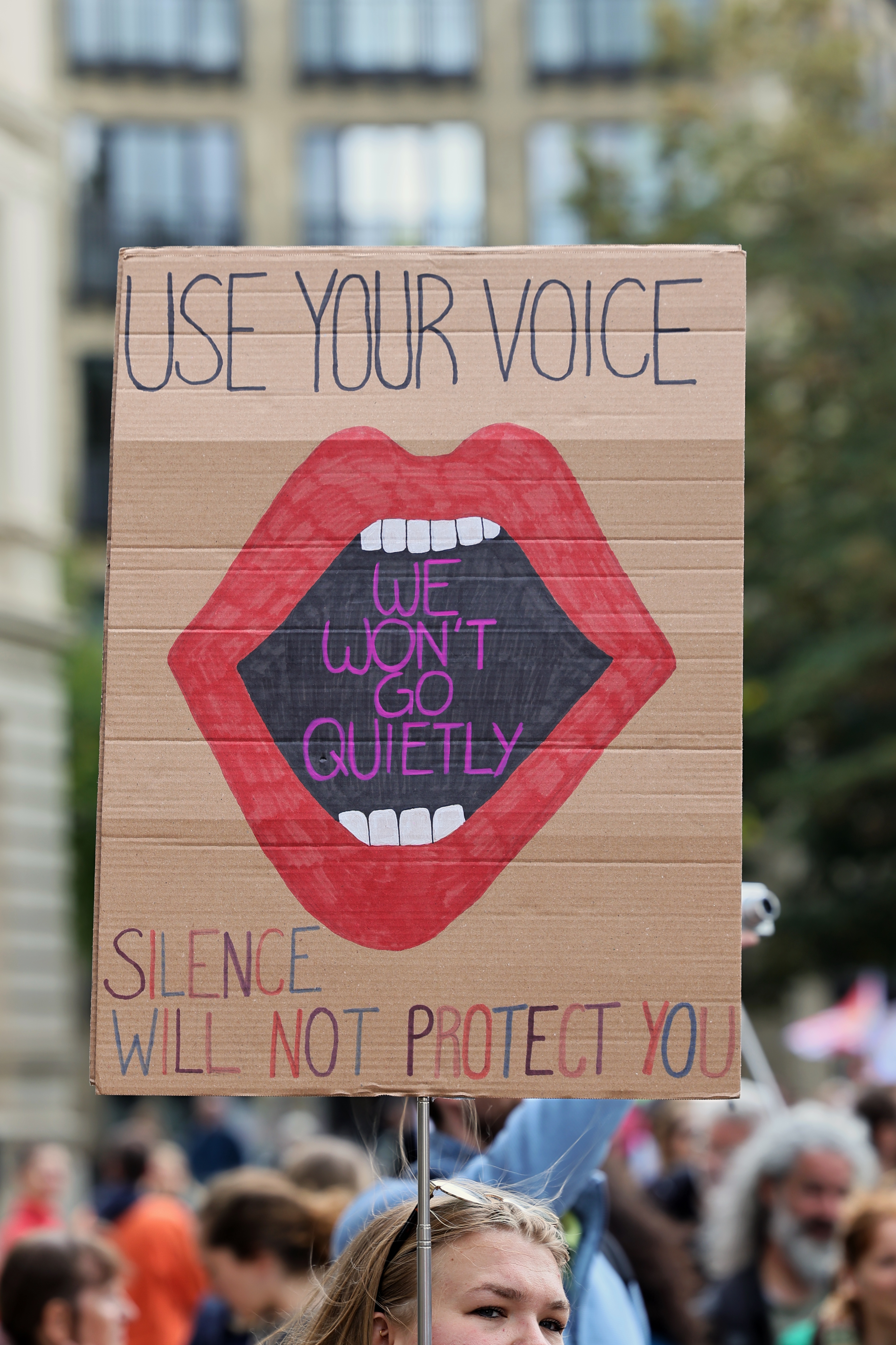Handgemaltes Plakat mit der Aufschrift Use your voice bei der PRÜF-Demonstration in Düsseldorf