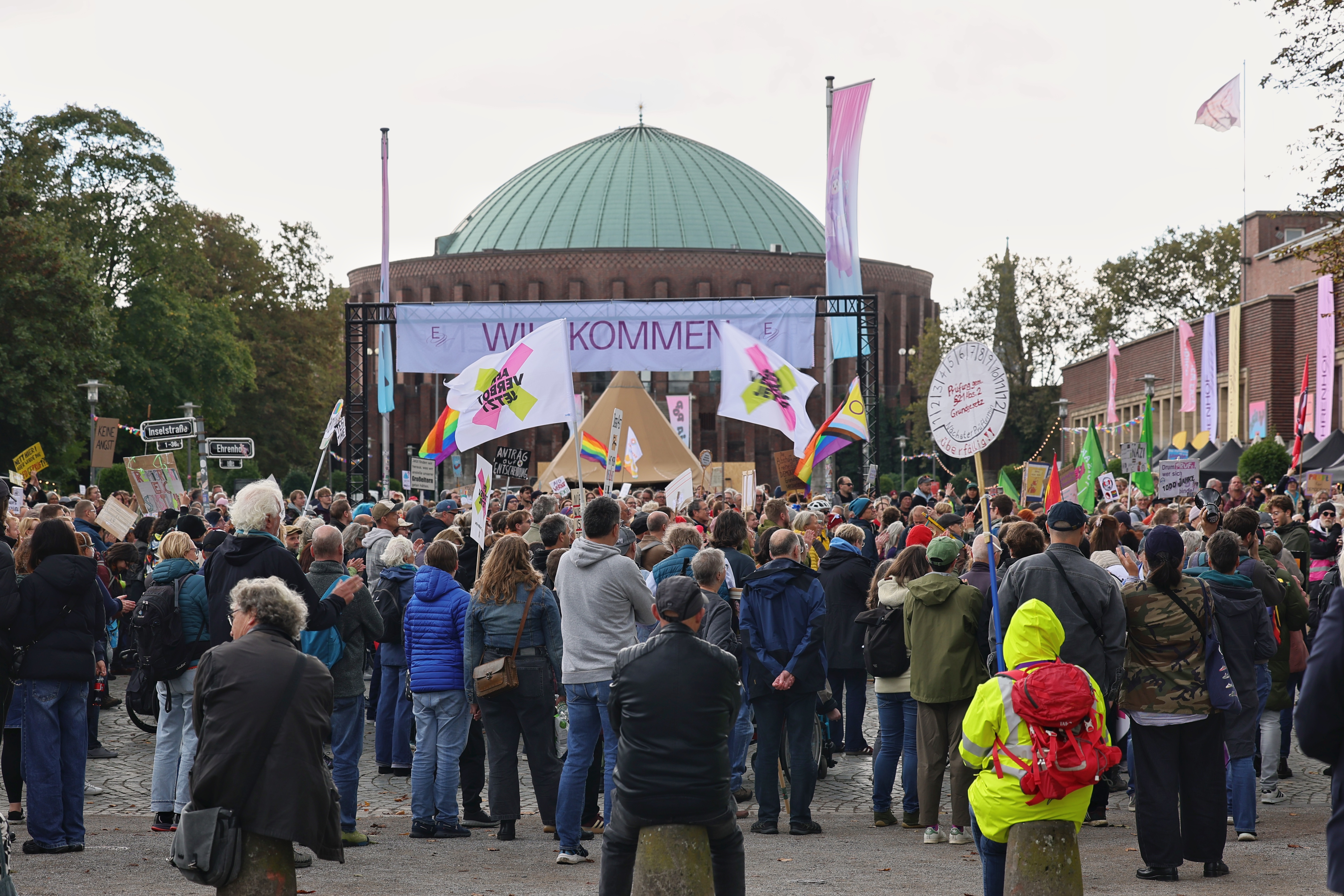 Menschenmenge bei der PRÜF-Demonstration in der Düsseldorfer Innenstadt