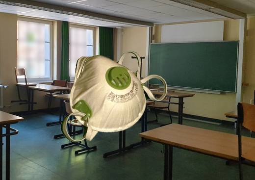 Klassenraum und FFP 2 Maske/ Foto Collage © Jo Achim Geschke