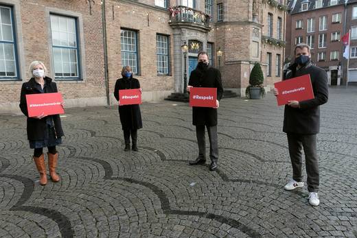 OB Dr. Stephan Keller (2.v.r.) sowie Bürgermeister Josef Hinkel (r.) und die Bürgermeisterinnen Clara Gerlach (l.) und Klaudia Zepuntke werben für mehr #Respekt