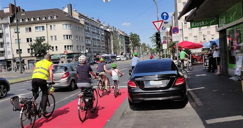 Platz für alle: „Pop Up Bikelane“ Worringer Platz/Kölner Straße. Aktion mit Bündnis Mobilitätswende Juni 2020- © ADFC Düsseldorf