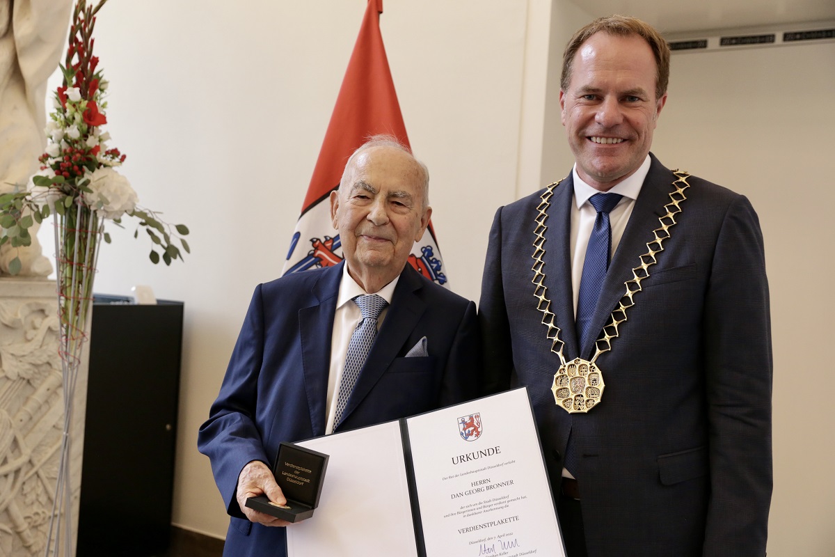 Dan Georg Bronner (l.) und Oberbürgermeister Dr. Stephan Keller.