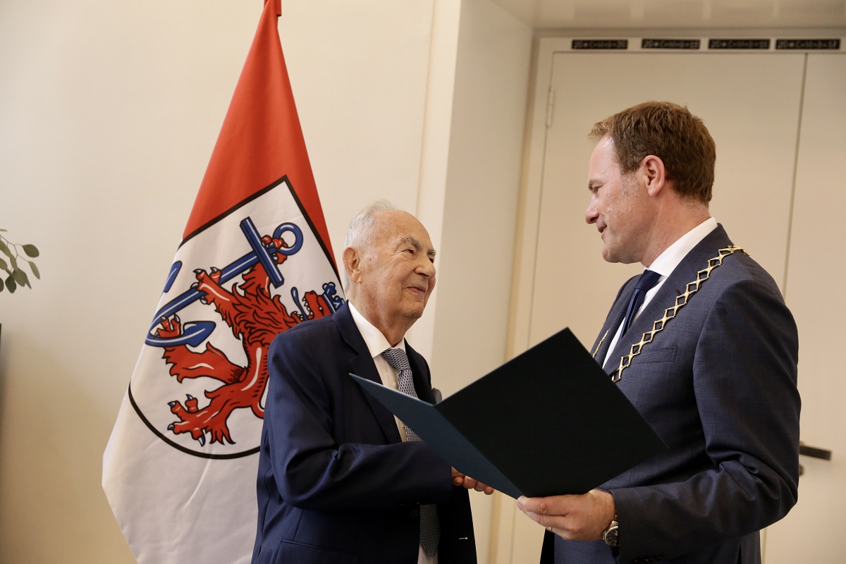 Oberbürgermeister Dr. Stephan Keller (r.) überreichte Dan Georg Bronner die Verdienstplakette der Landeshauptstadt Düsseldorf.