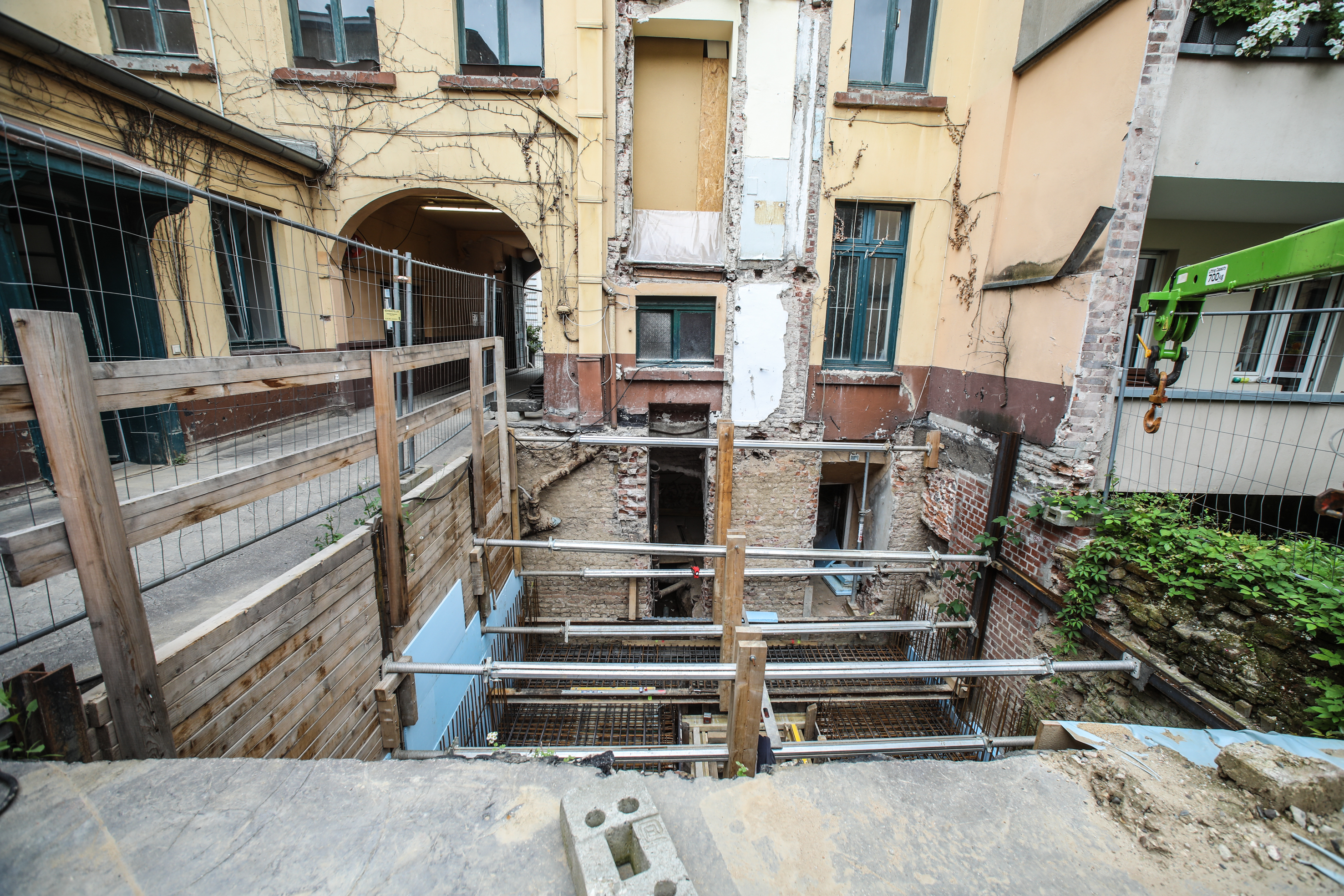 Die Sanierung des Schumann-Hauses in der Bilker Straße 15 nimmt weiter Fahrt auf. Erste Rohbauarbeiten für den Anbau im Hinterhof sind erfolgt