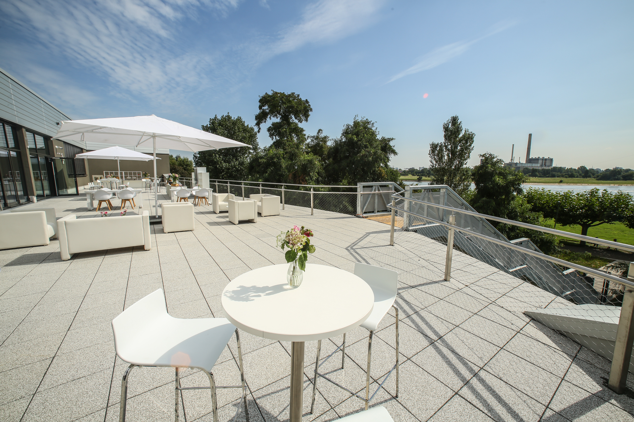 Die Dachterrasse des "Rheinblick 741", mit Blick auf den Rhein,©Landeshauptstadt Düsseldorf/Melanie Zanin